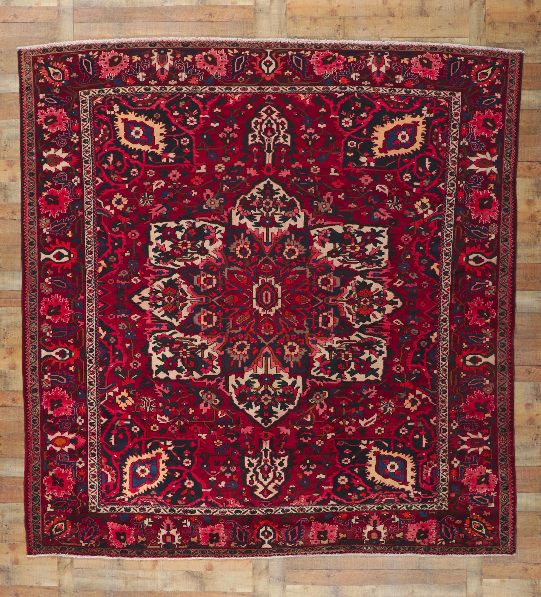 Quadratischer persischer Bakhtiari-Teppich mit seltenem Medaillon-Design (Handgeknüpft) im Angebot