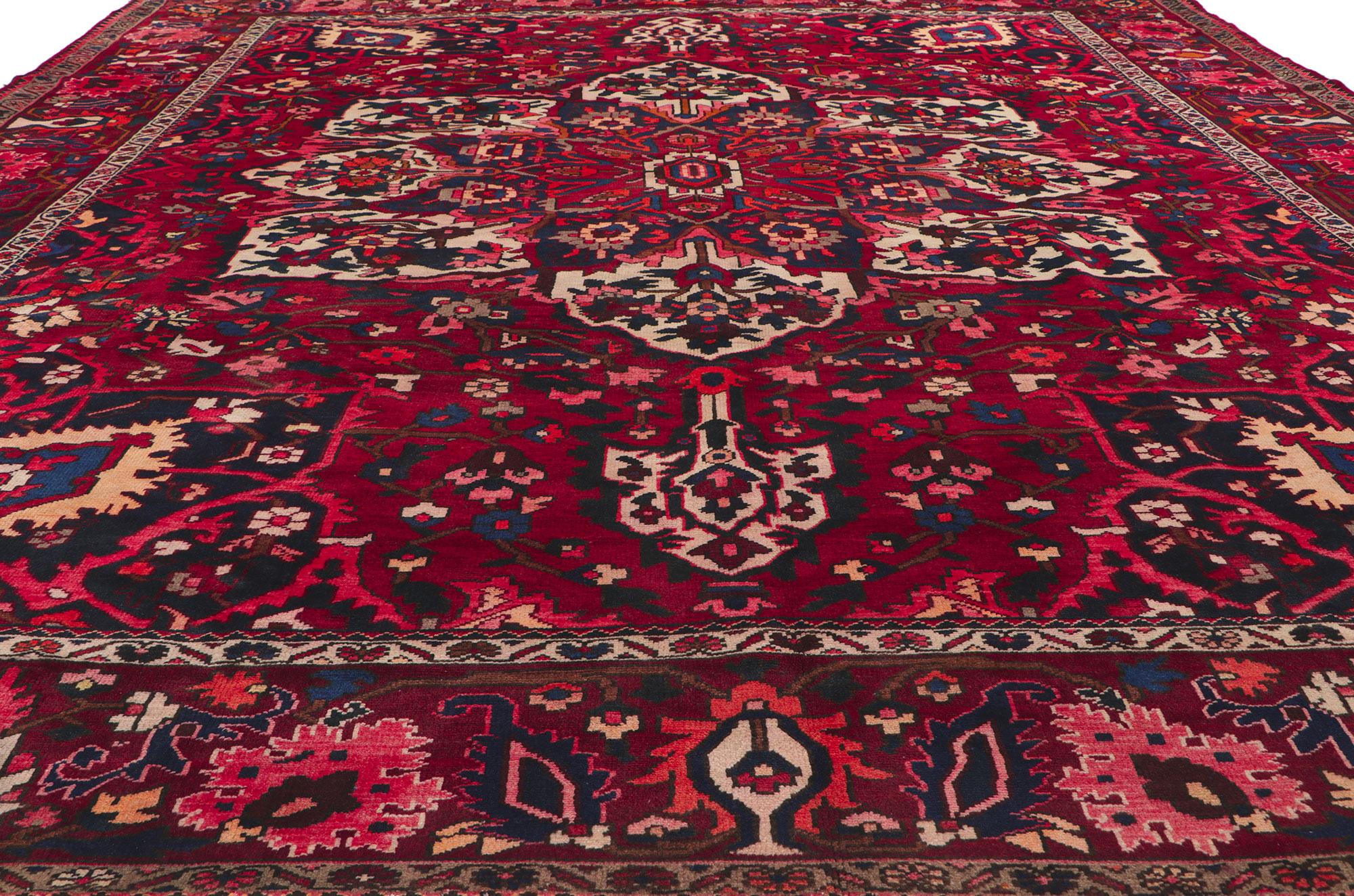 Quadratischer persischer Bakhtiari-Teppich mit seltenem Medaillon-Design im Zustand „Gut“ im Angebot in Dallas, TX