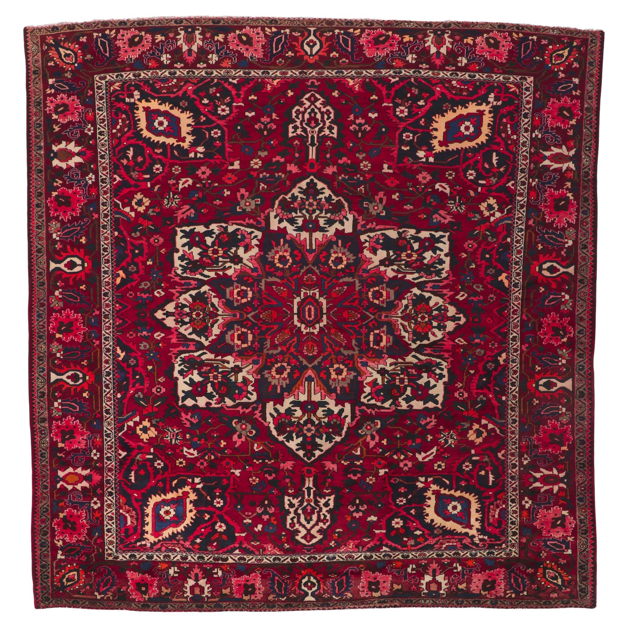 Quadratischer persischer Bakhtiari-Teppich mit seltenem Medaillon-Design im Angebot