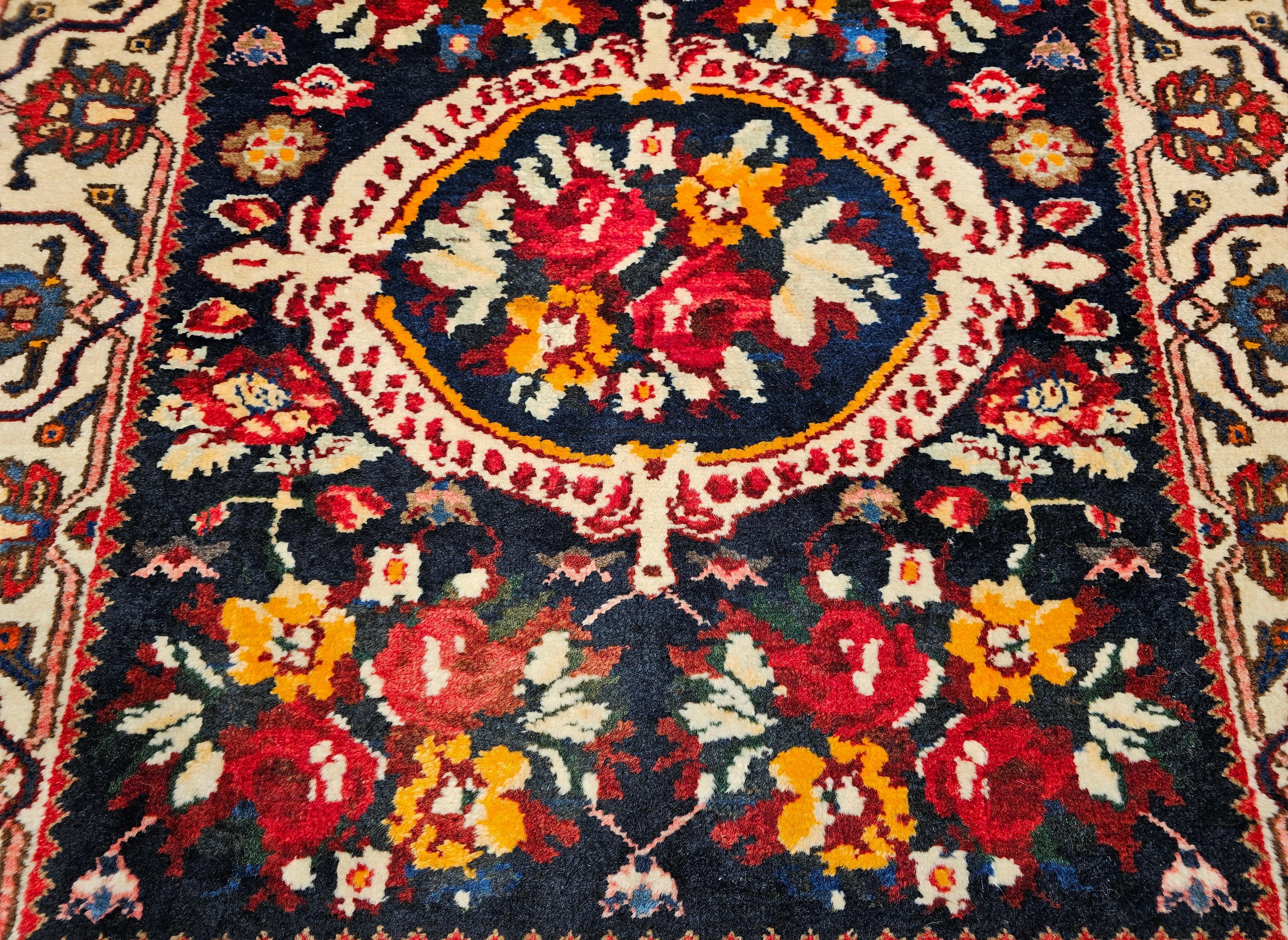 Persischer Bakhtiari breiter Vintage-Läufer im Angebot 5