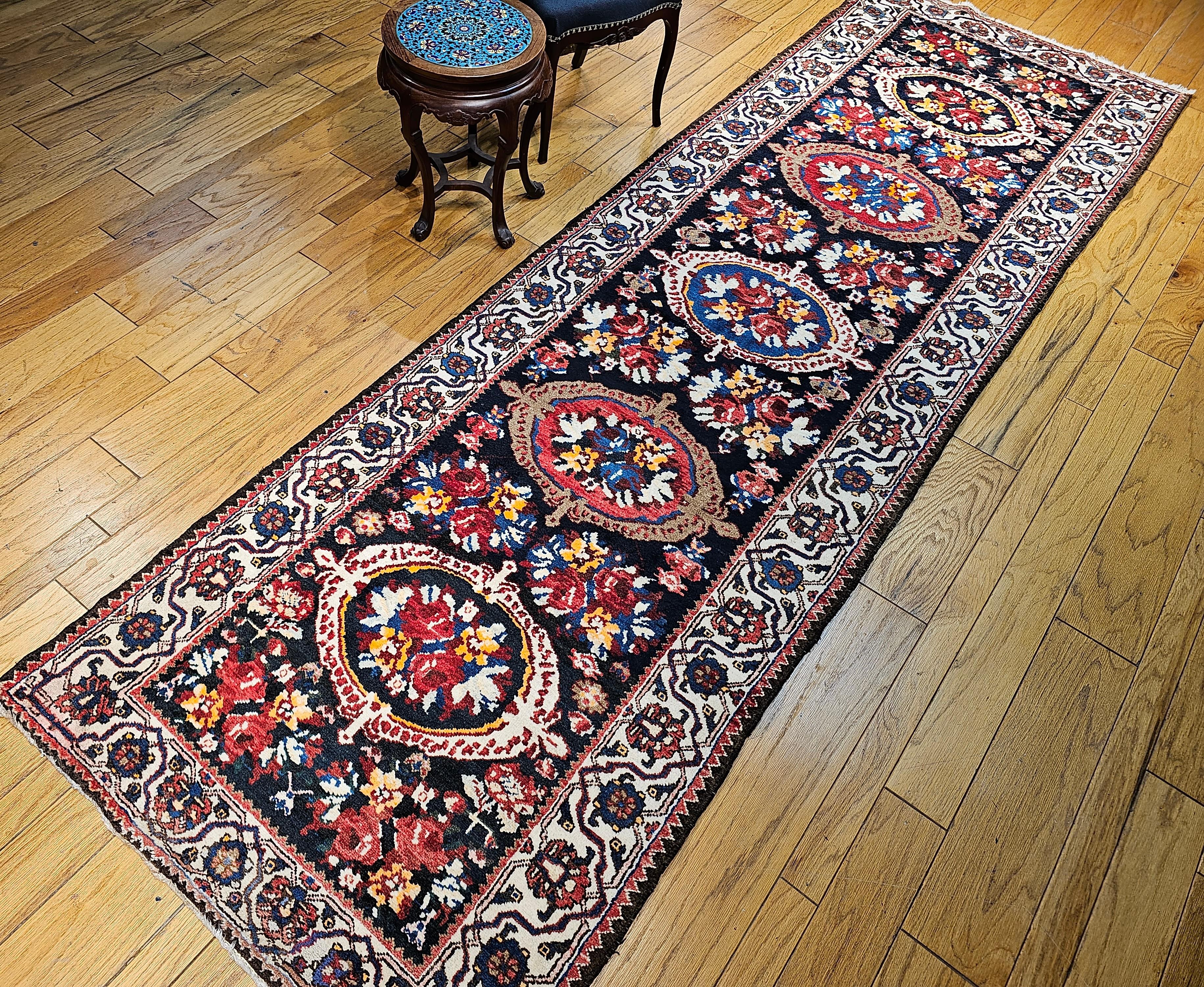 Persischer Bakhtiari breiter Vintage-Läufer im Angebot 11