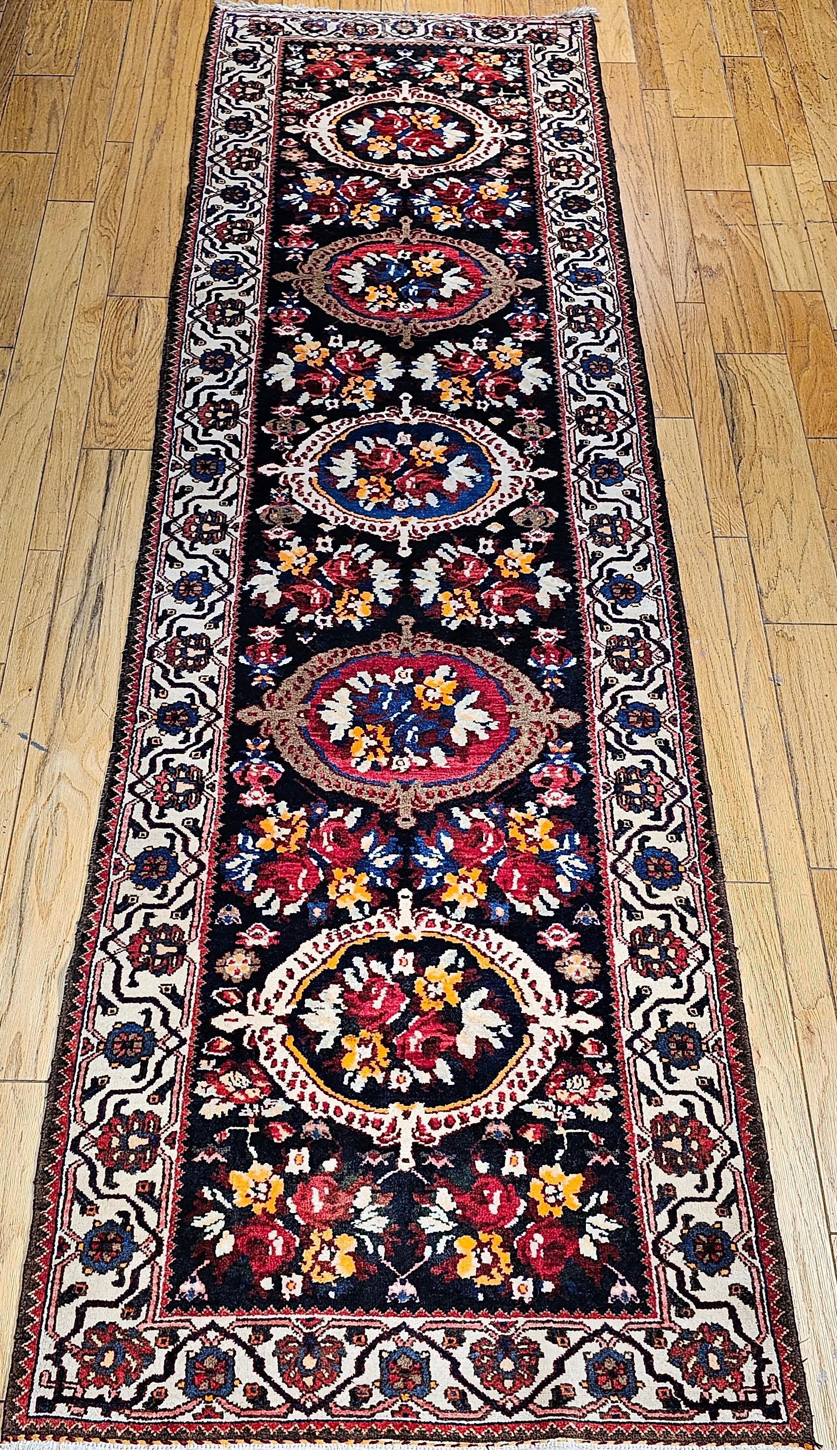 Persischer Bakhtiari-Stammesläufer mit Blumenmuster aus den frühen 1900er Jahren.  Der breite Läufer Bakhtiari ist im Design 