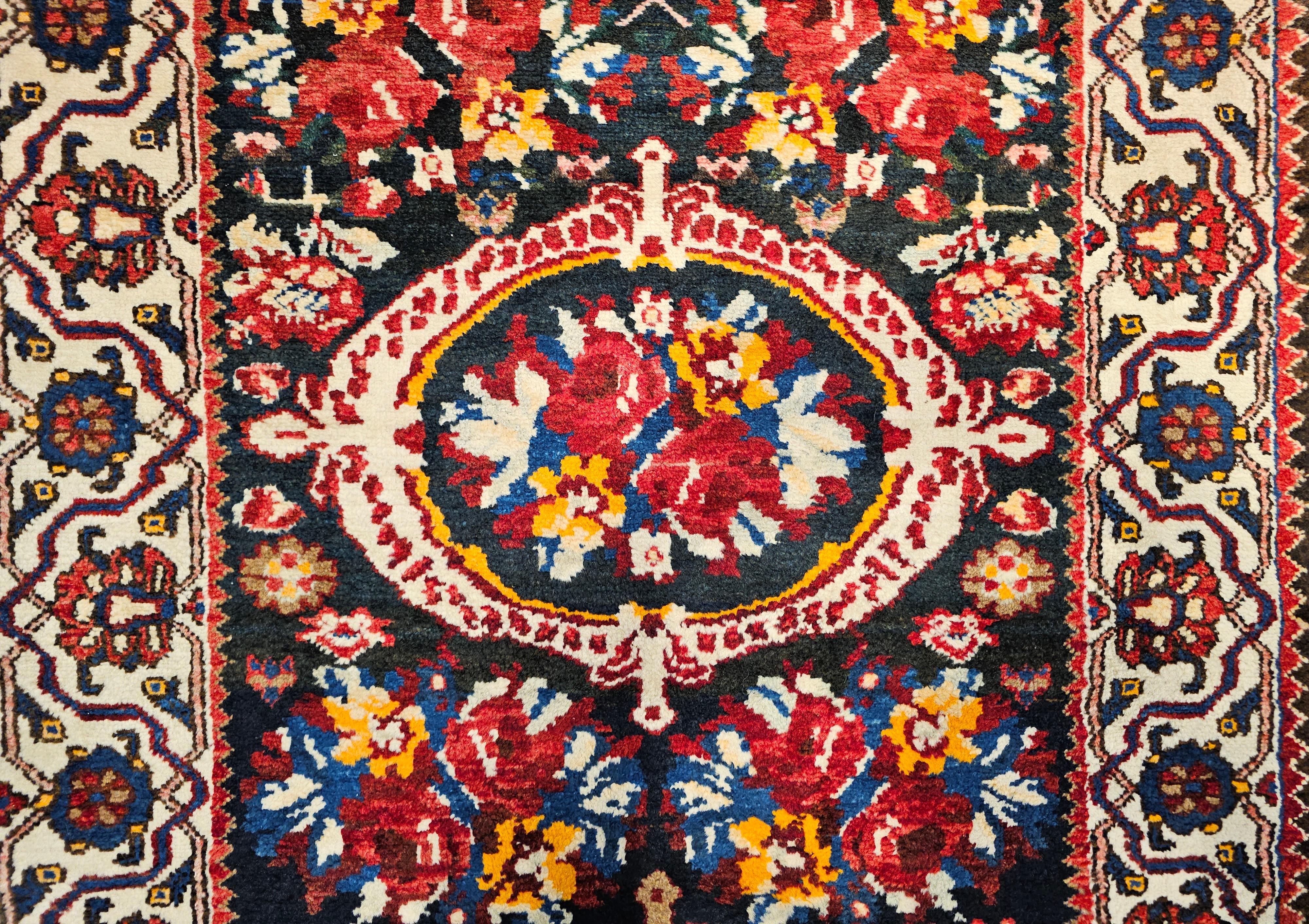 Persischer Bakhtiari breiter Vintage-Läufer im Angebot 2
