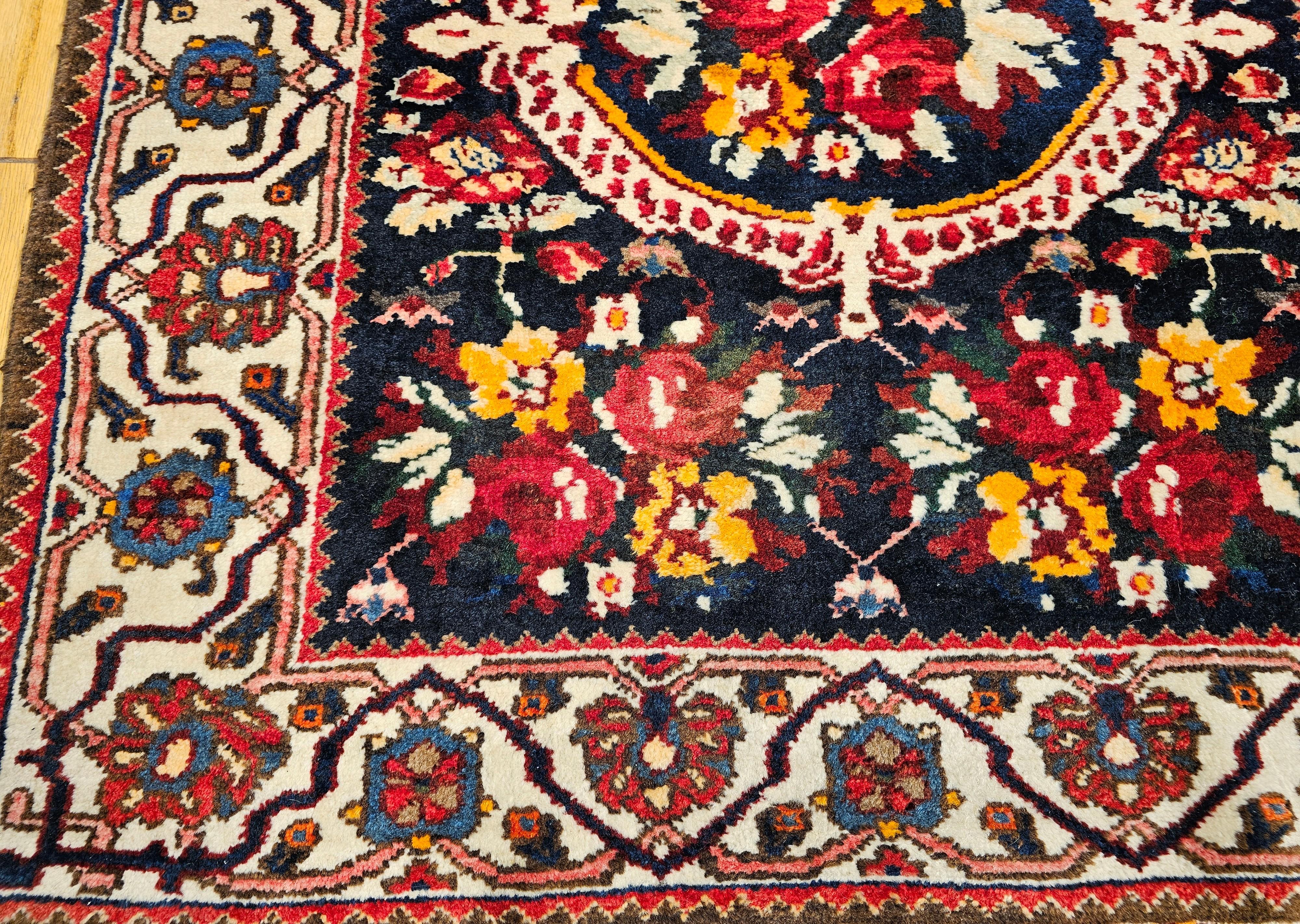 Persischer Bakhtiari breiter Vintage-Läufer im Angebot 3