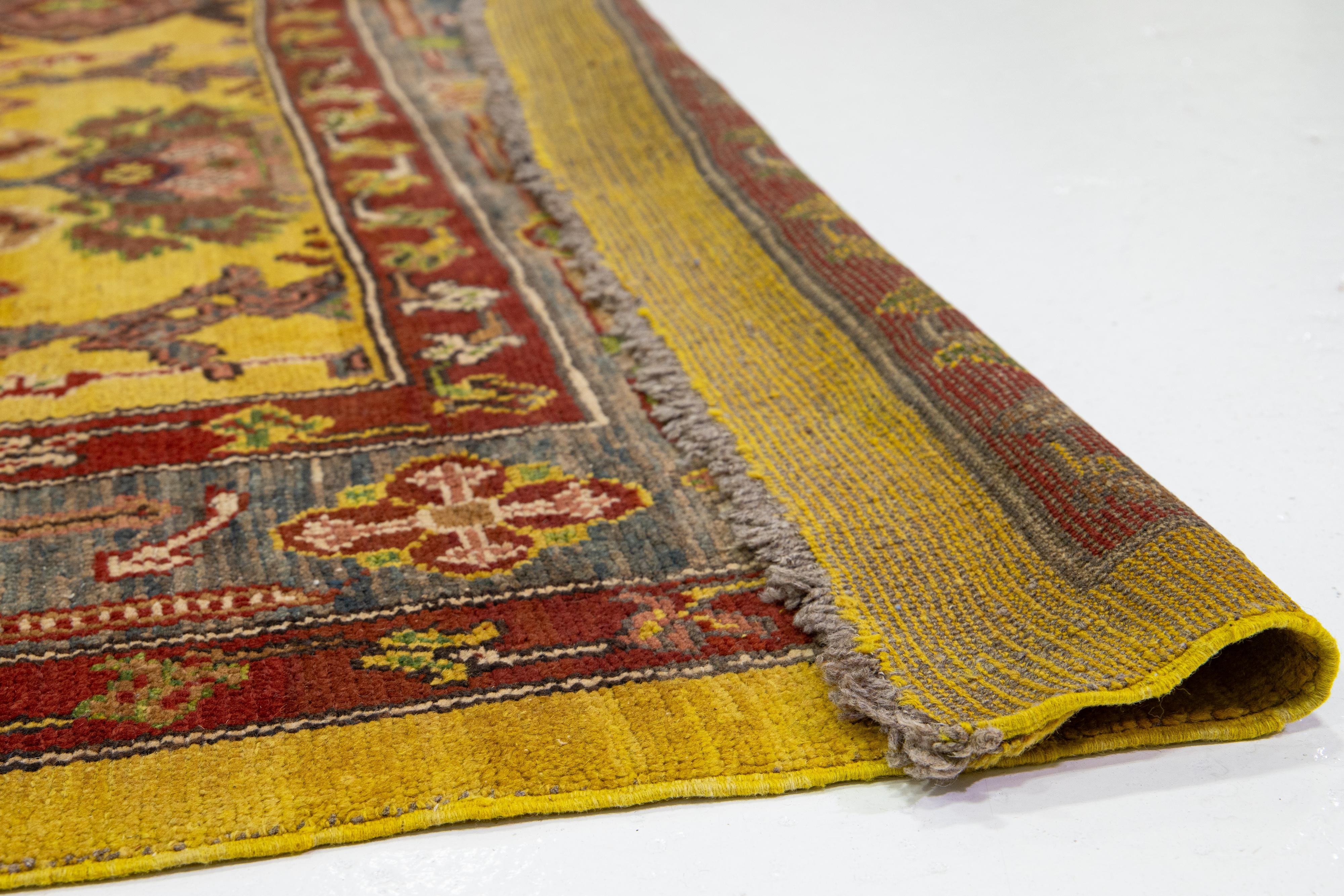 Tapis persan Bakshaish fait à la main en laine jaune avec motif tribal Excellent état - En vente à Norwalk, CT
