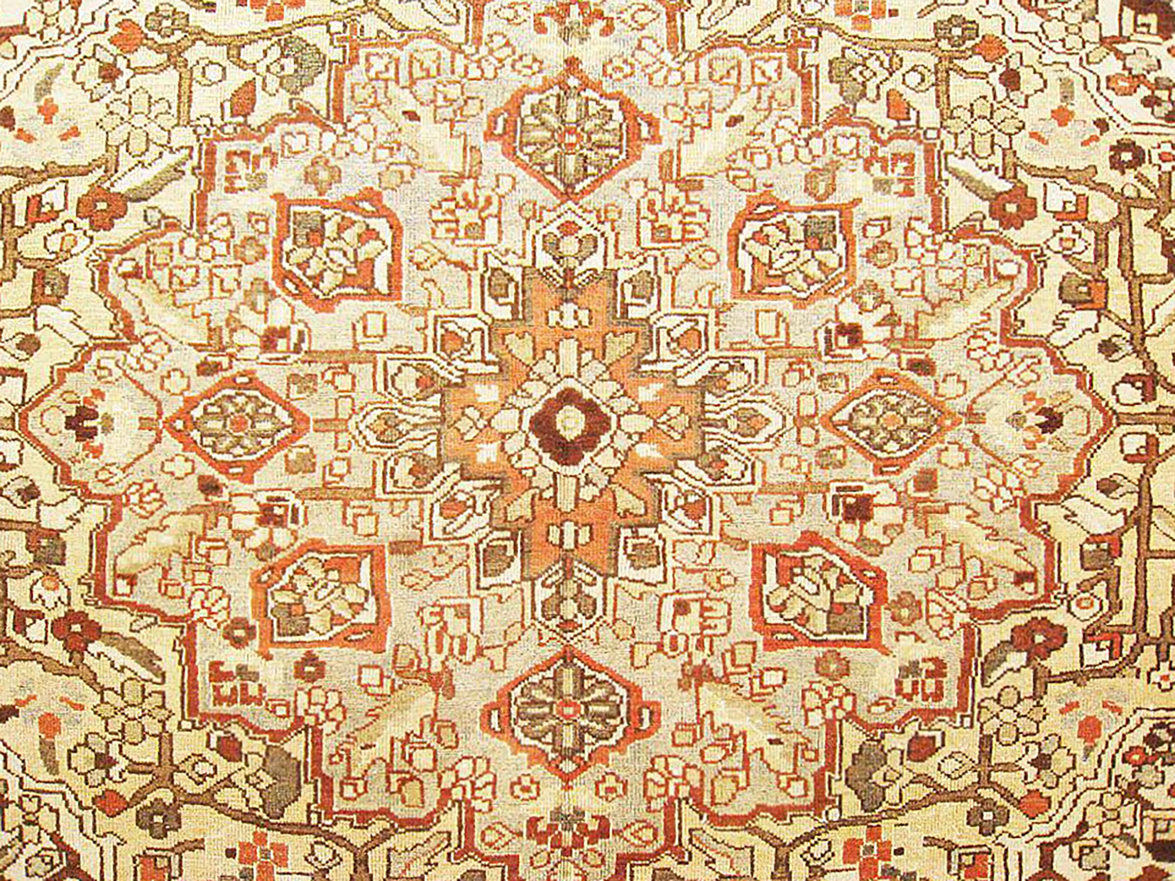 Vintage Persian Baktiari Oriental Rug, in Room size, w/ Medallion In Good Condition For Sale In New York, NY