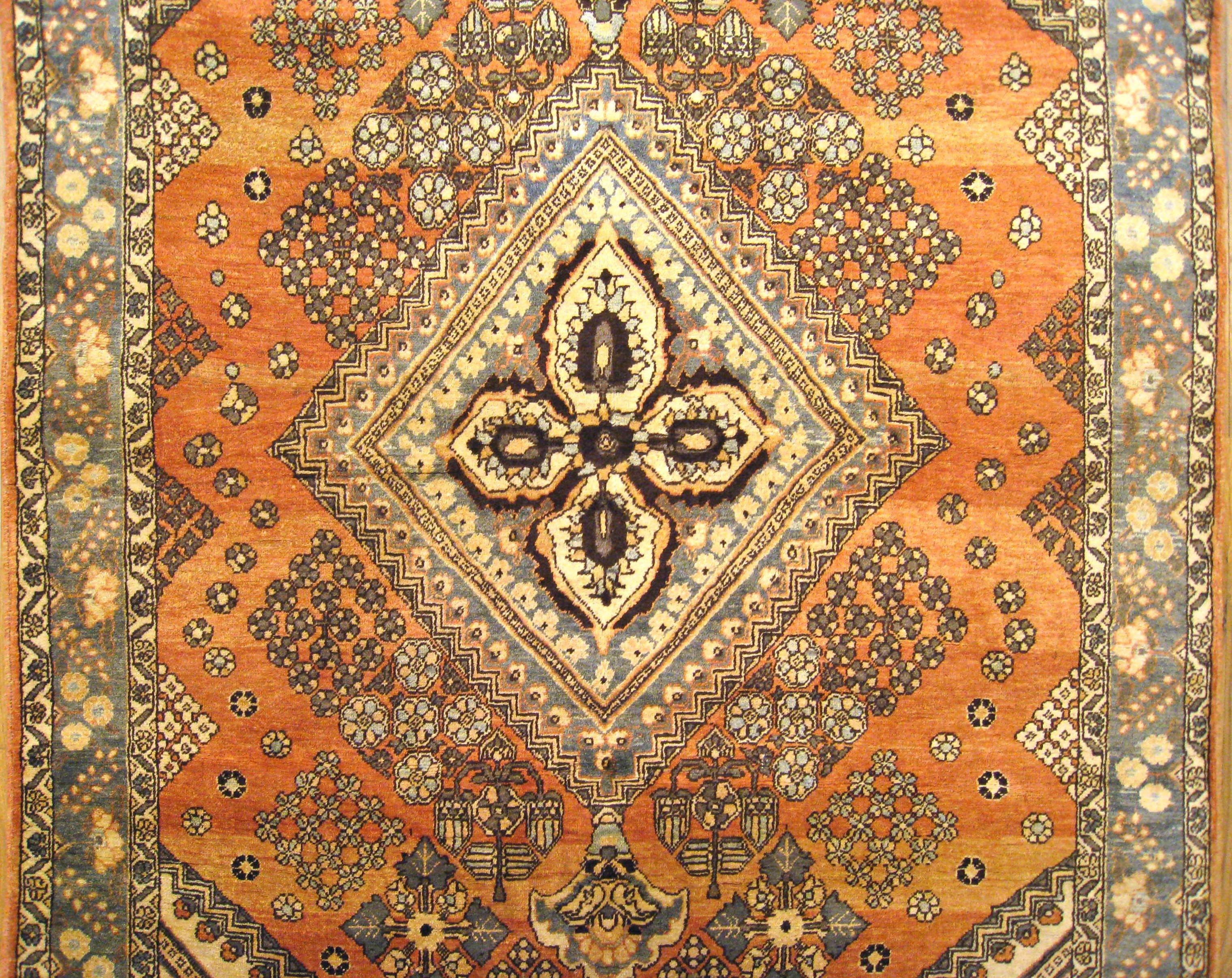Vintage Persian Baktiari Oriental Rug, in Small Room size, w/ Medallion In Excellent Condition For Sale In New York, NY