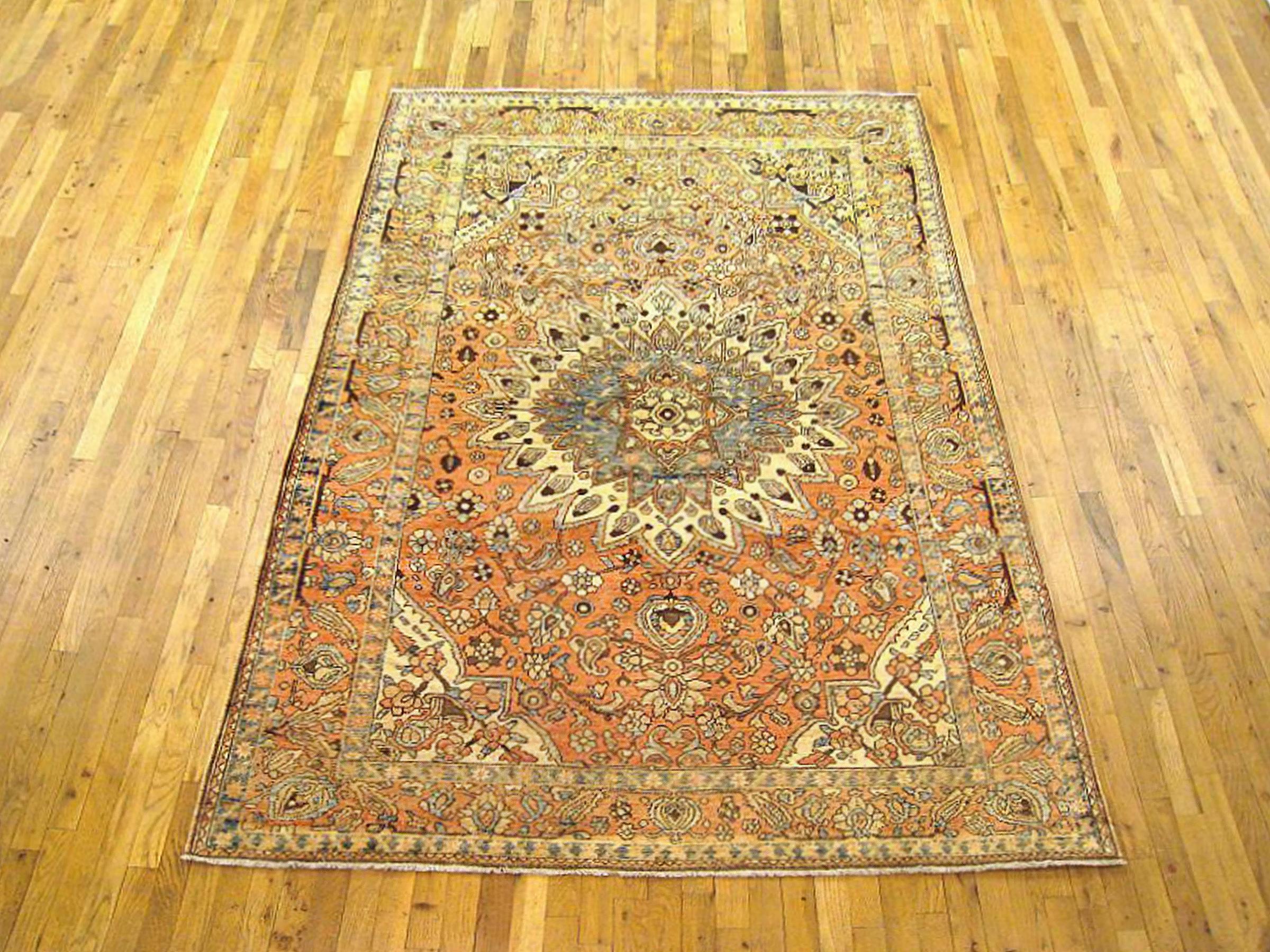 Vintage Persian Baktiari Oriental rug, Small size

A vintage Baktiari oriental rug, size 8'2