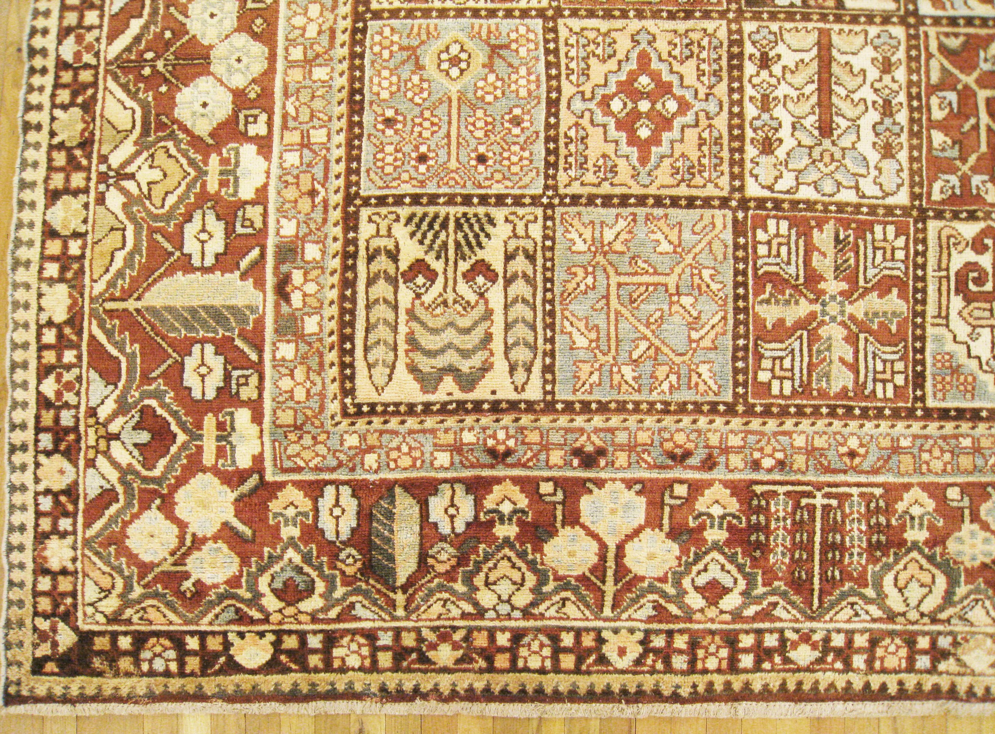 Persischer Baktiari- Orientalischer Teppich in quadratischer Größe, mit Gartendesign (Handgeknüpft) im Angebot