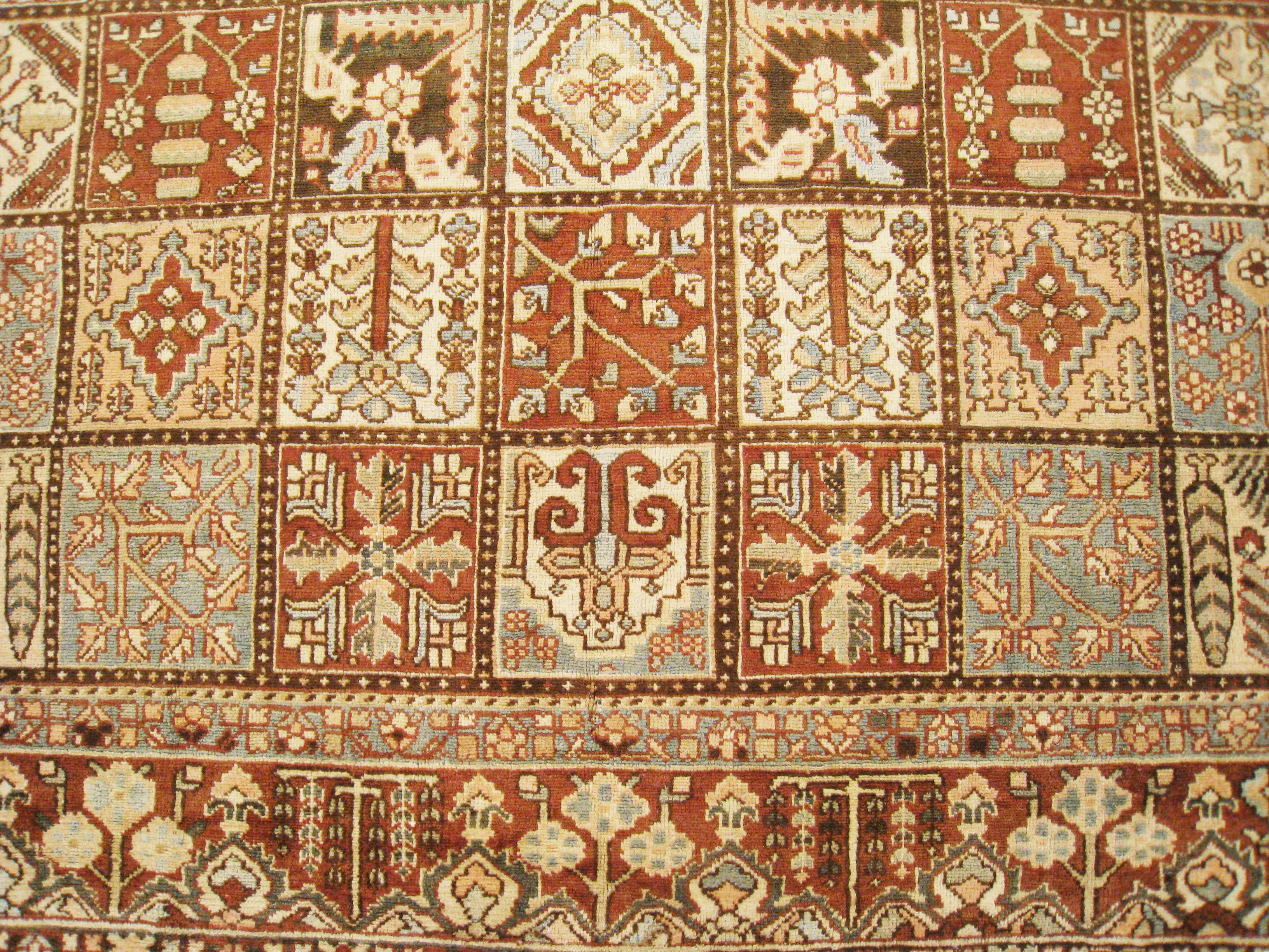 Persischer Baktiari- Orientalischer Teppich in quadratischer Größe, mit Gartendesign im Zustand „Gut“ im Angebot in New York, NY