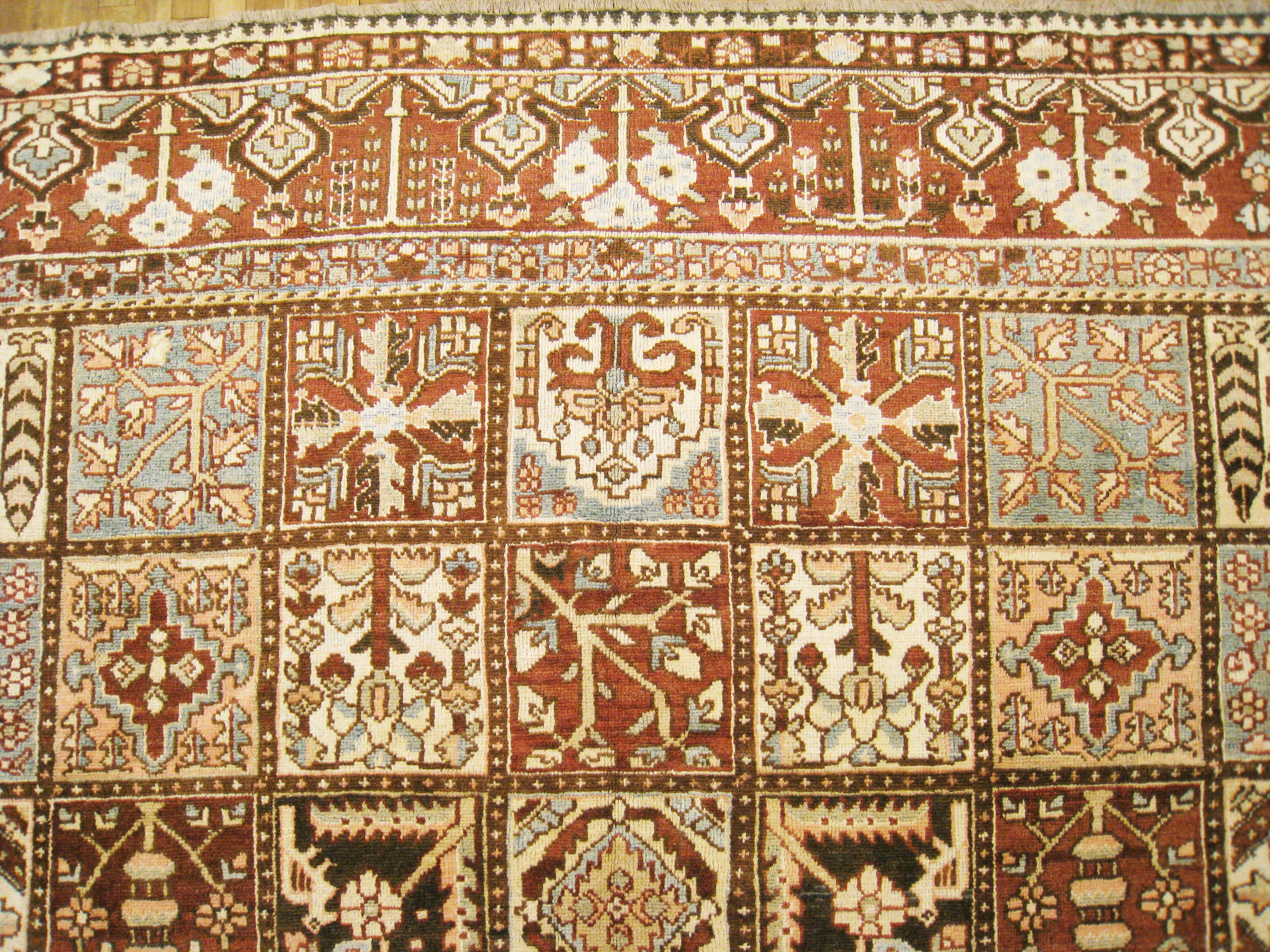 Persischer Baktiari- Orientalischer Teppich in quadratischer Größe, mit Gartendesign (Wolle) im Angebot