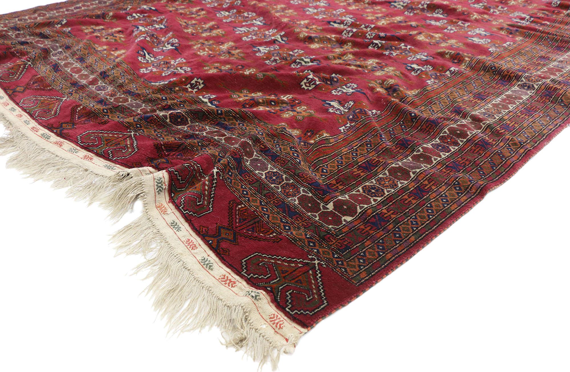 20793 Tapis persan vintage Baluch, 07'03 x 10'05. Les tapis persans baloutches sont des textiles tissés à la main dans la région du Baloutchistan, fabriqués par le peuple baloutche. Caractérisés par des dessins tribaux, des couleurs terreuses et des