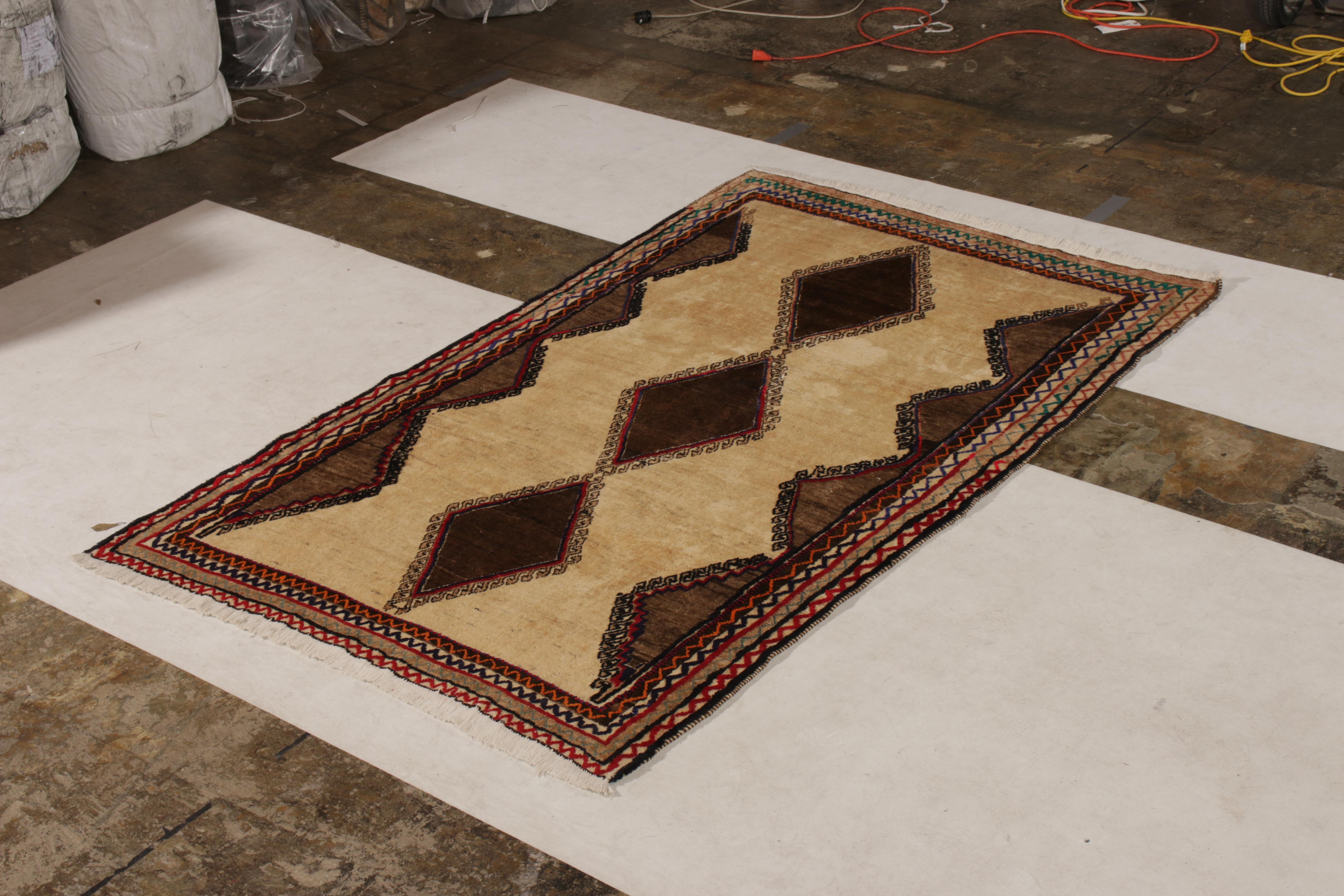 Autre Tapis persan vintage Baluch à motif de médaillon brun beige de Rug & Kilim en vente