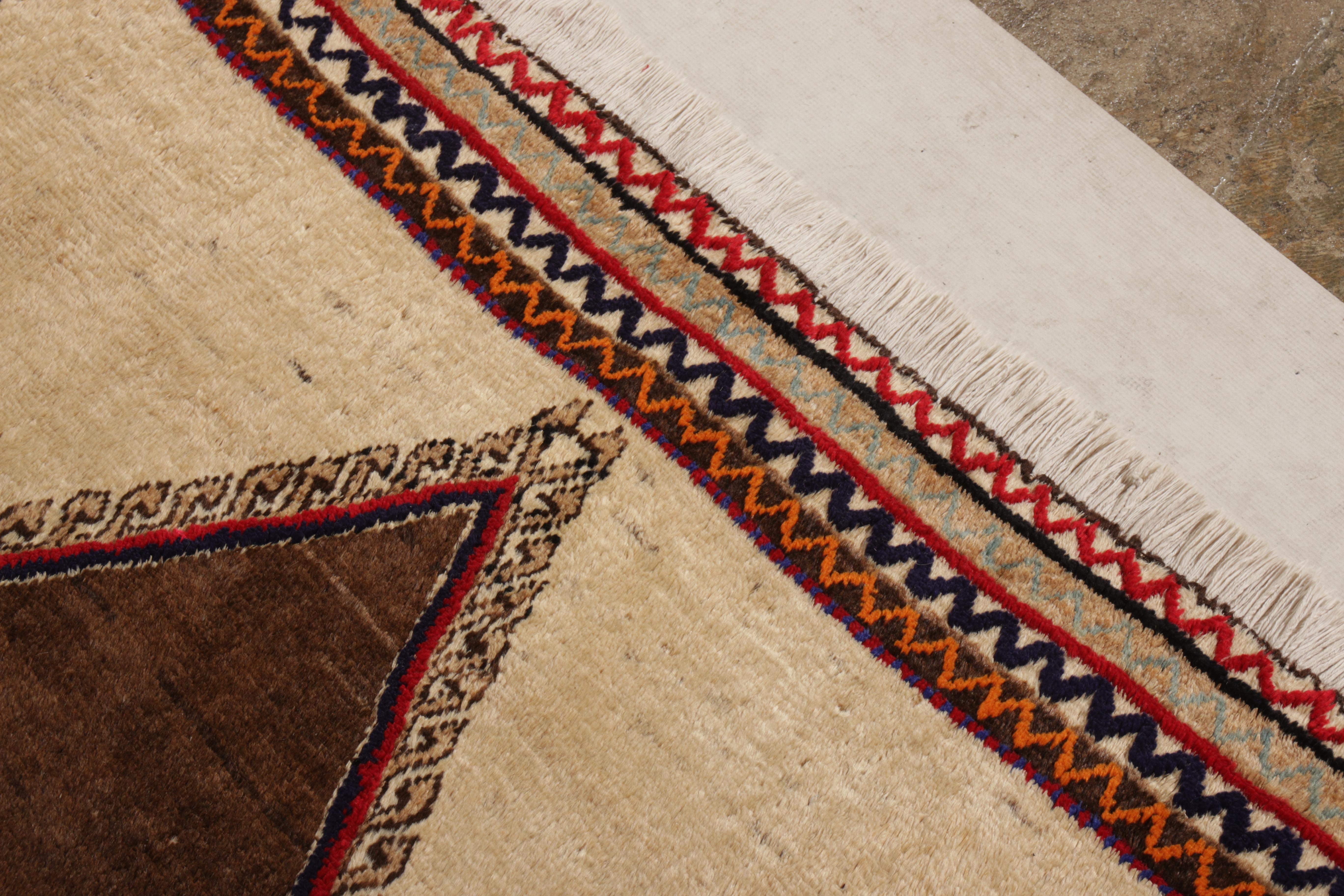 Noué à la main Tapis persan vintage Baluch à motif de médaillon brun beige de Rug & Kilim en vente