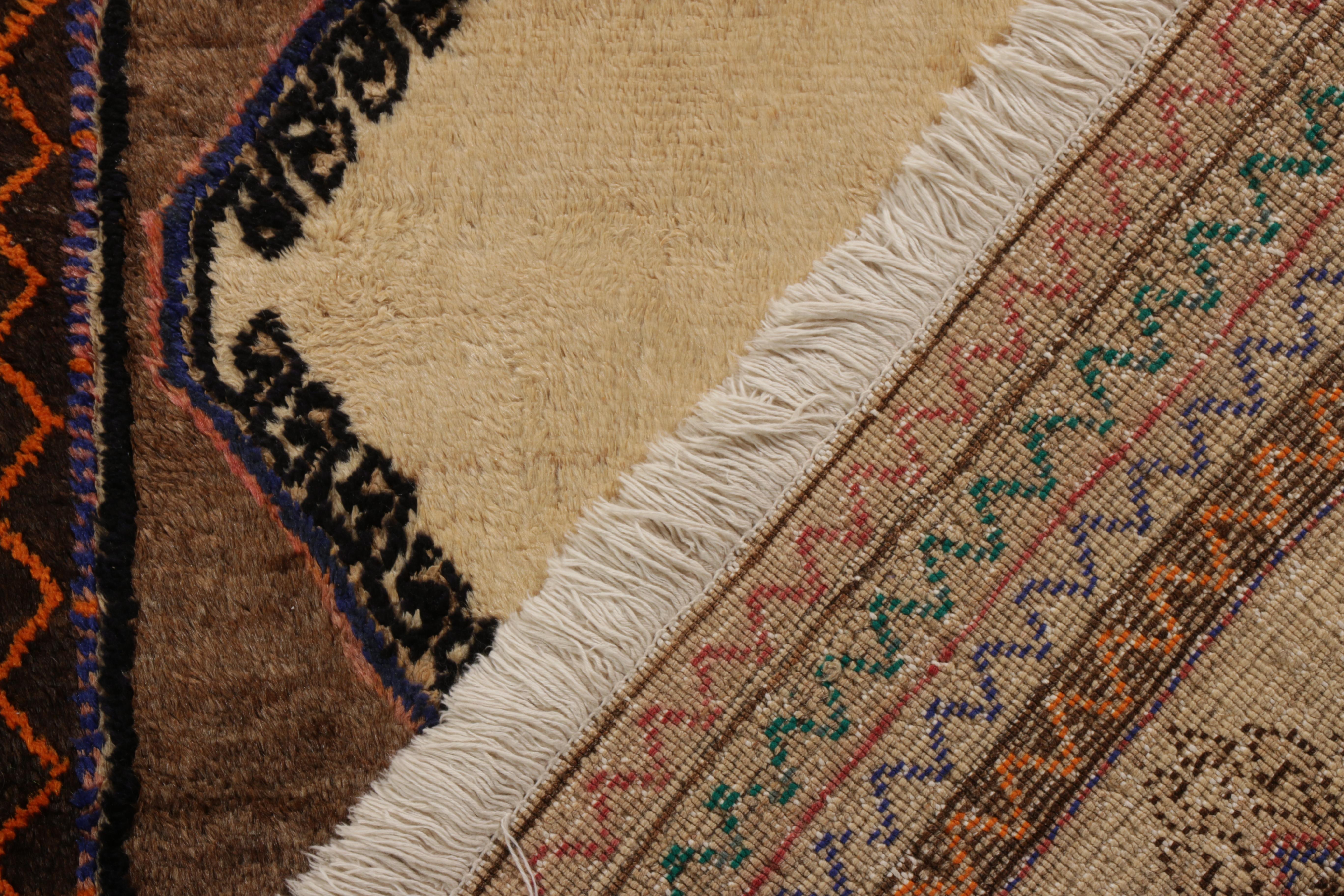 Tapis persan vintage Baluch à motif de médaillon brun beige de Rug & Kilim Bon état - En vente à Long Island City, NY