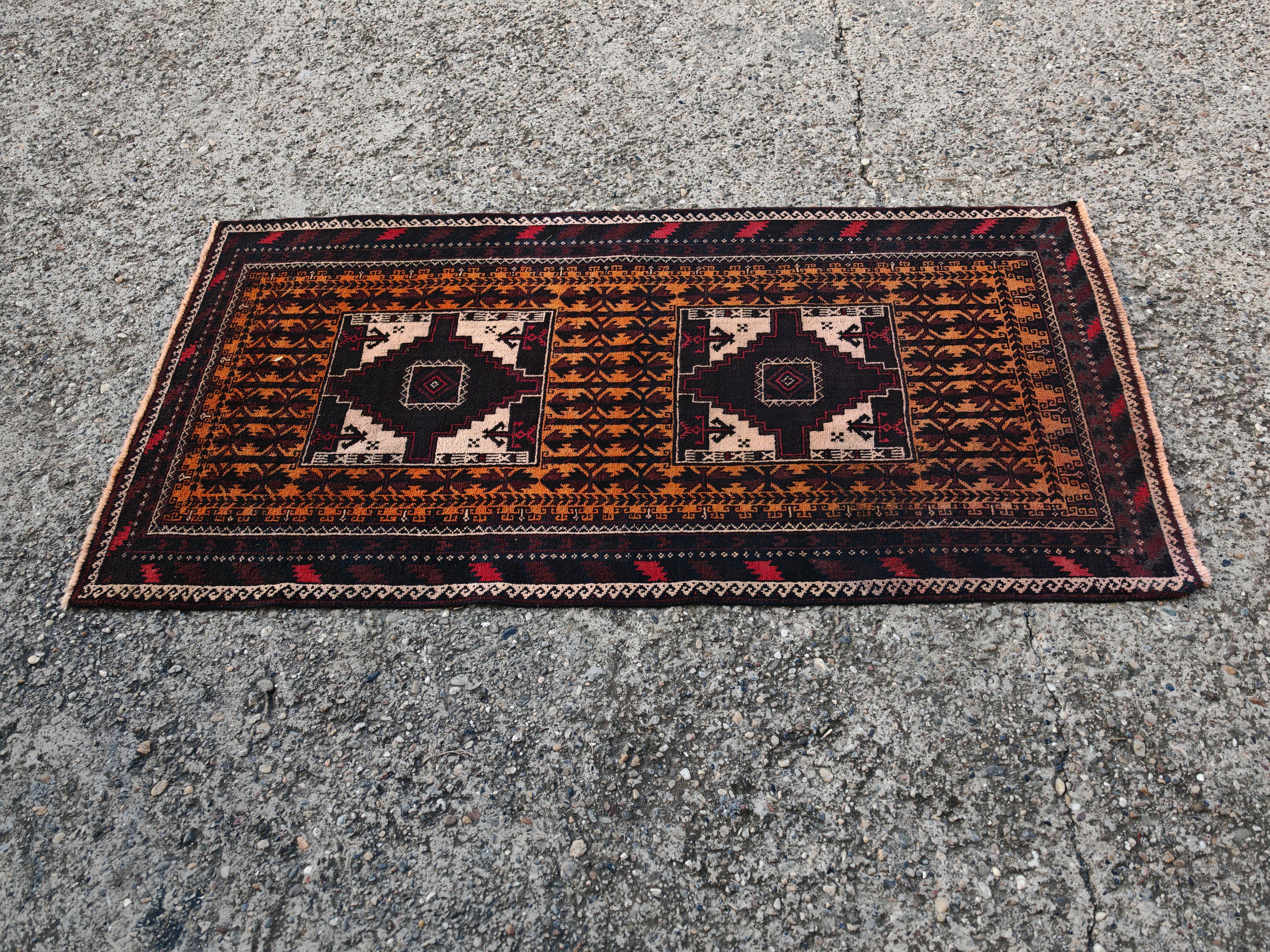 Tappeto persiano Baluch vintage in lana marrone, arancione e crema, annodato a mano nel 1970 in vendita 3