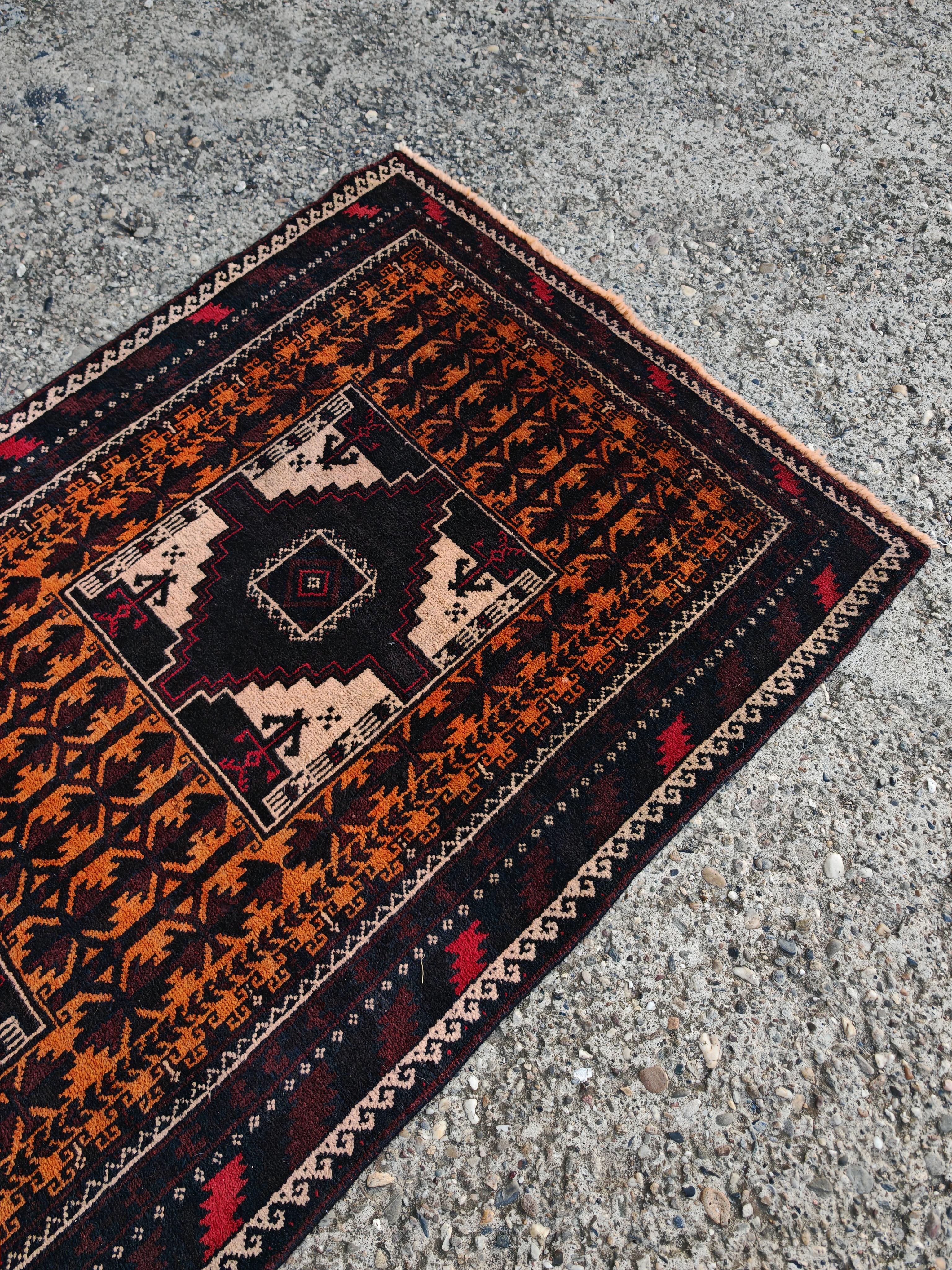 Tappeto persiano Baluch vintage in lana marrone, arancione e crema, annodato a mano nel 1970 in vendita 4