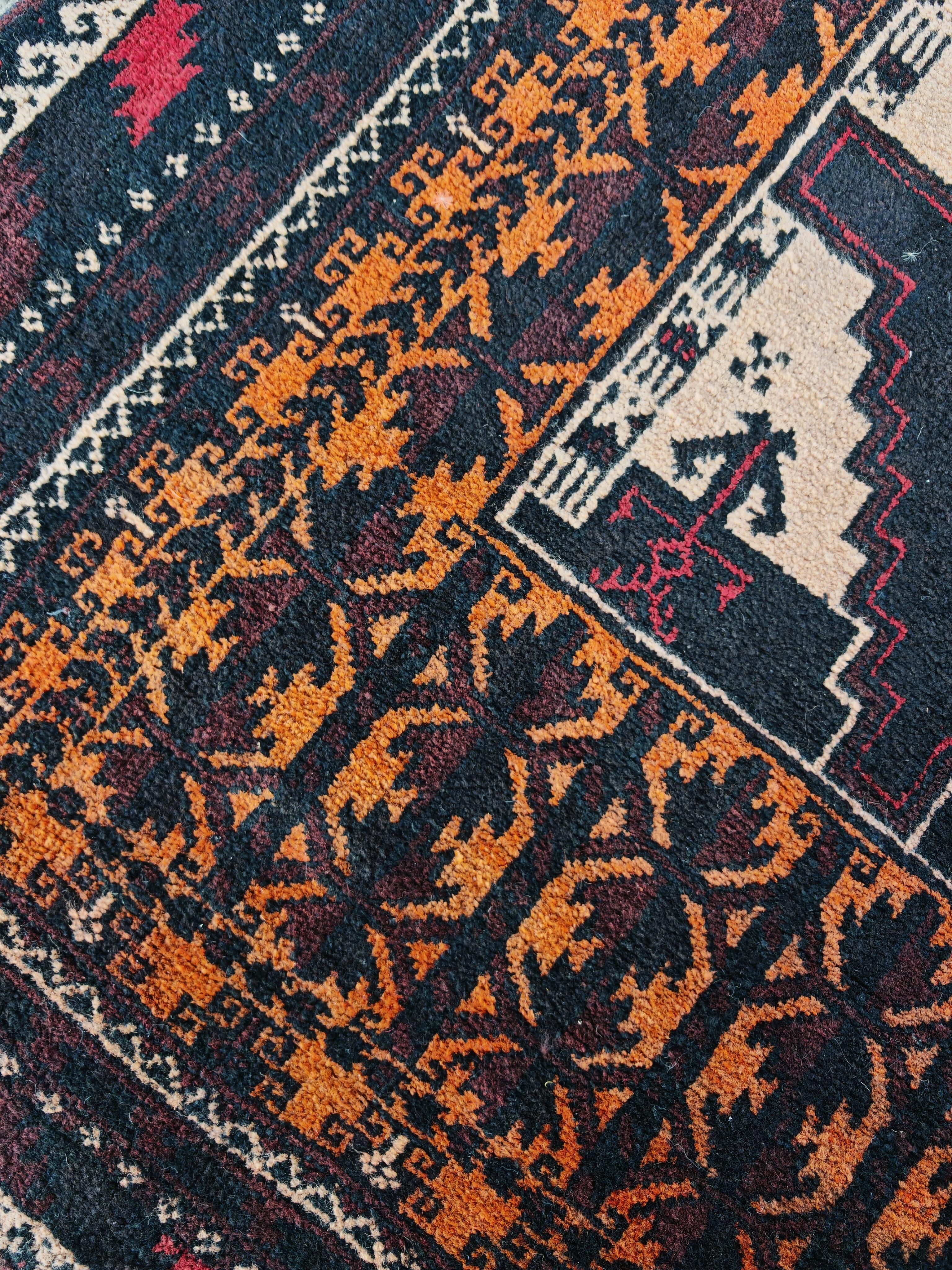 Tribale Tappeto persiano Baluch vintage in lana marrone, arancione e crema, annodato a mano nel 1970 in vendita