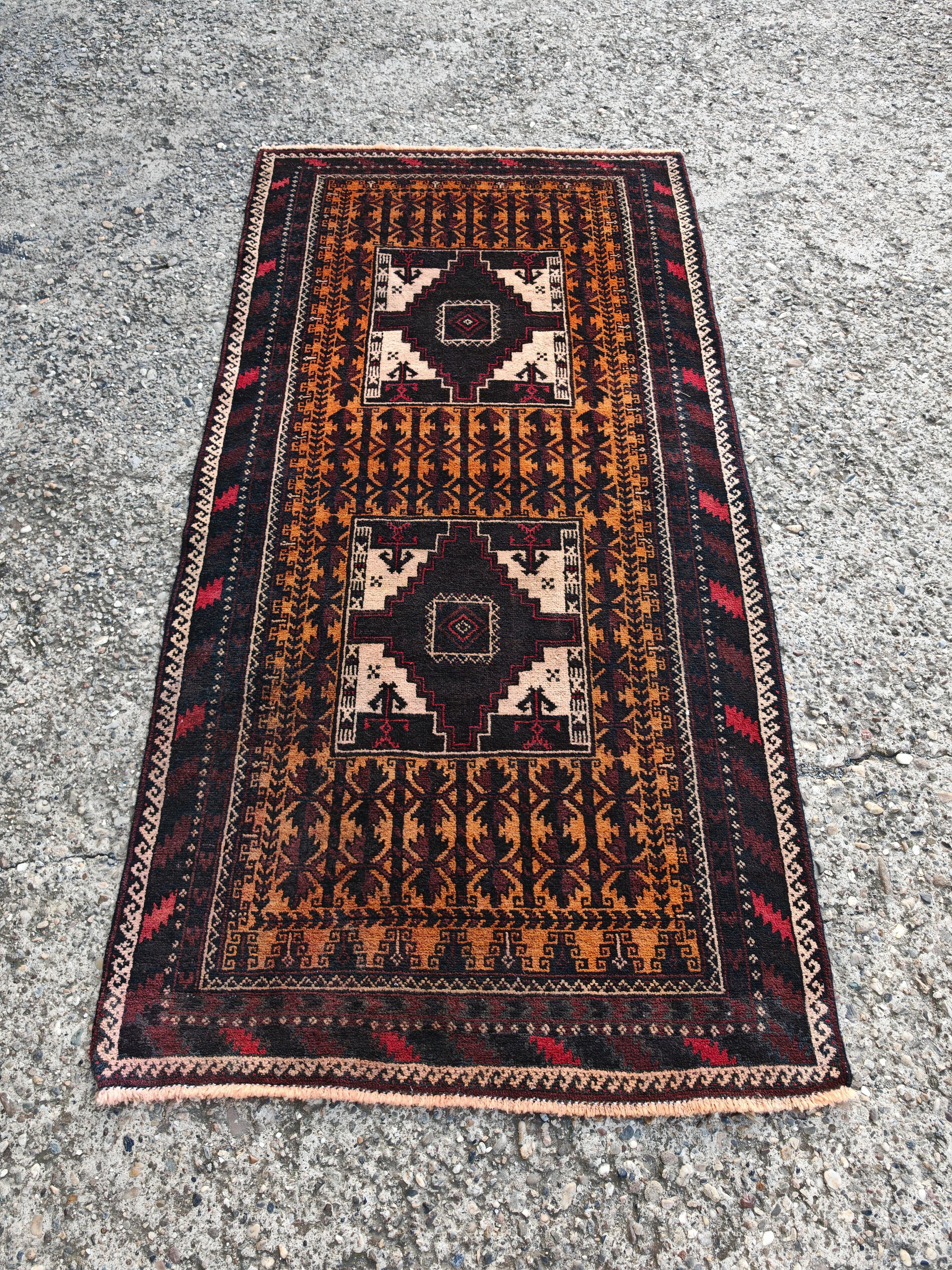 Afghano Tappeto persiano Baluch vintage in lana marrone, arancione e crema, annodato a mano nel 1970 in vendita