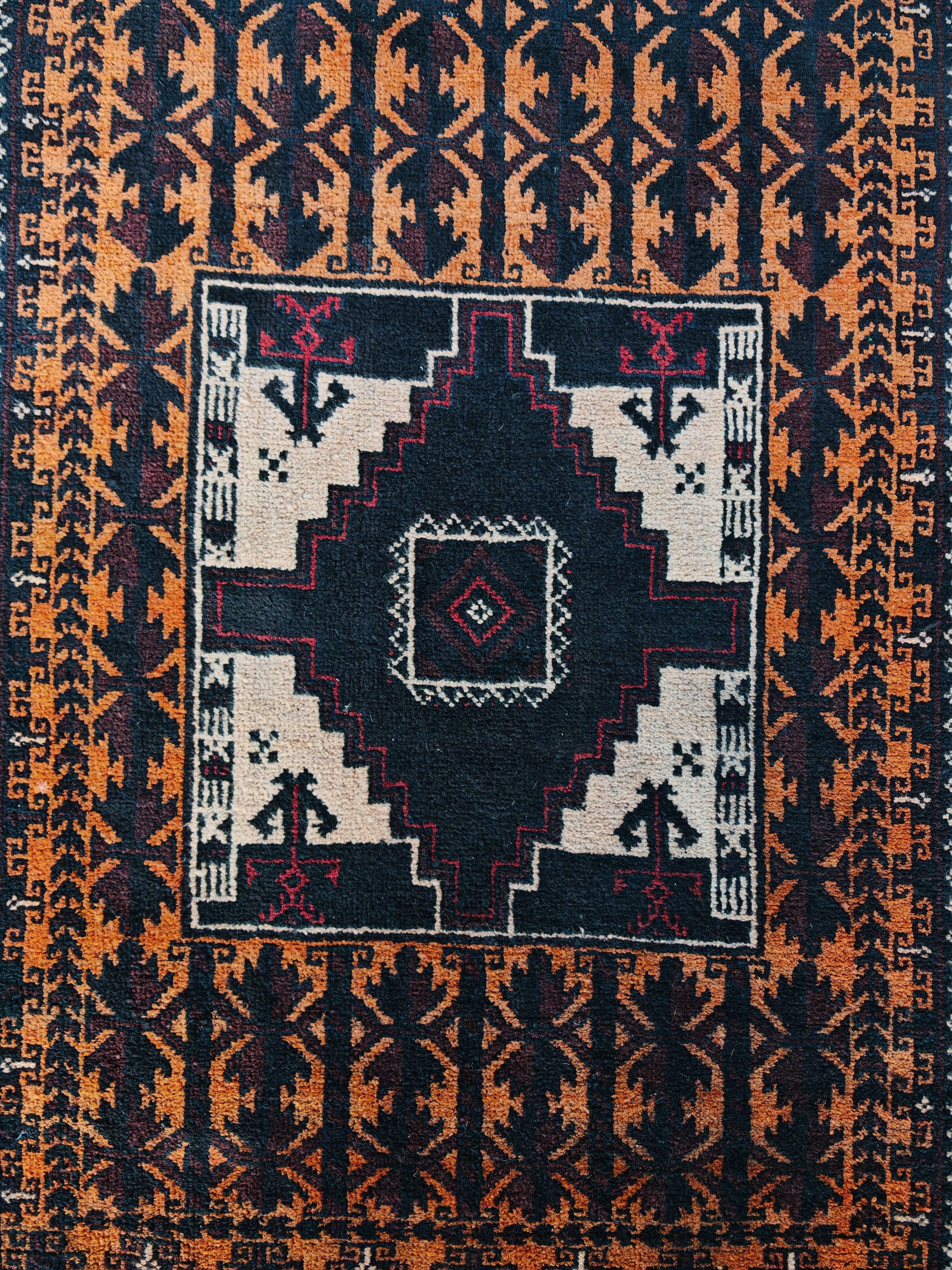 Tappeto persiano Baluch vintage in lana marrone, arancione e crema, annodato a mano nel 1970 In condizioni buone in vendita a Beograd, RS