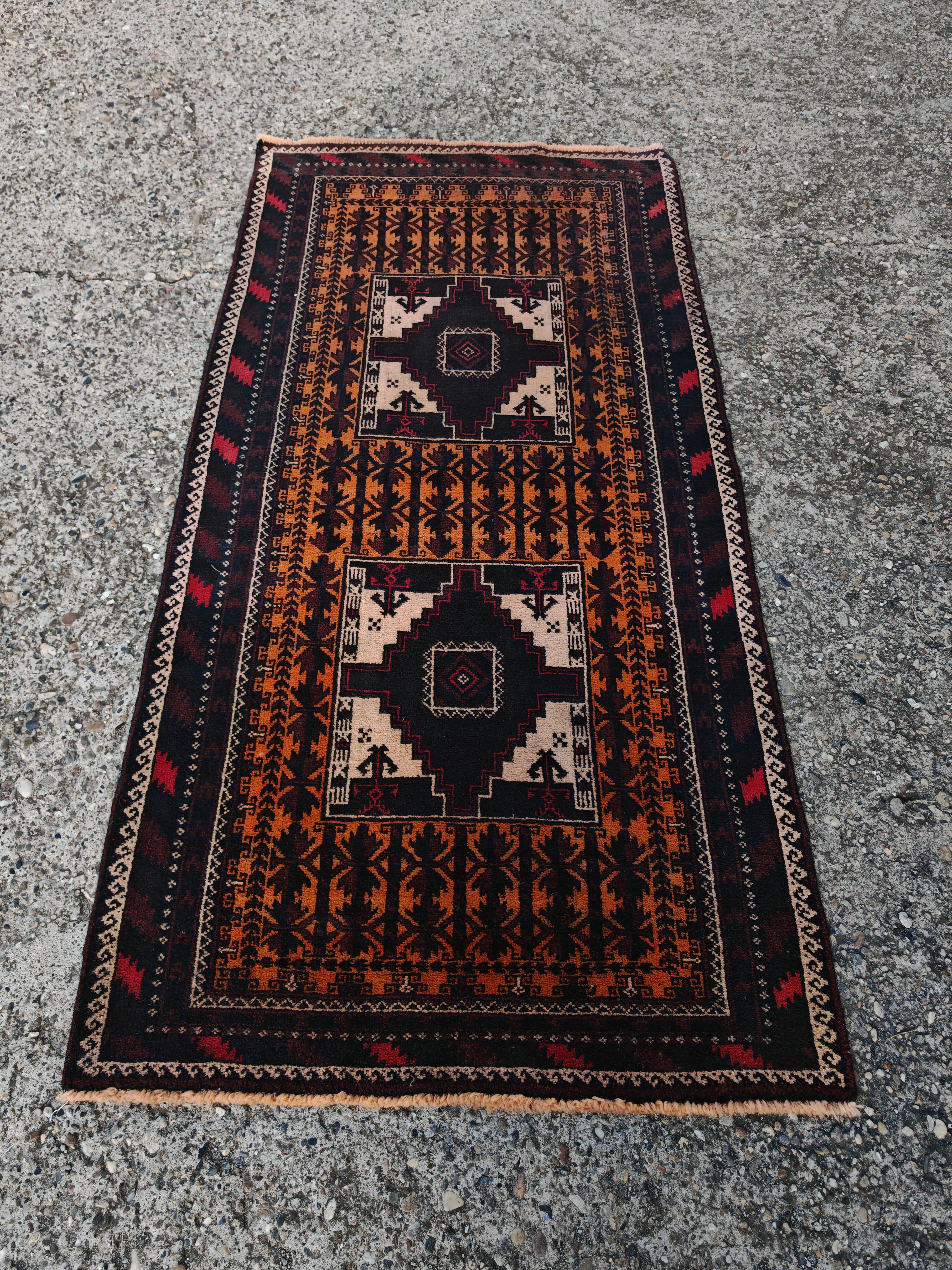 Fine XX secolo Tappeto persiano Baluch vintage in lana marrone, arancione e crema, annodato a mano nel 1970 in vendita