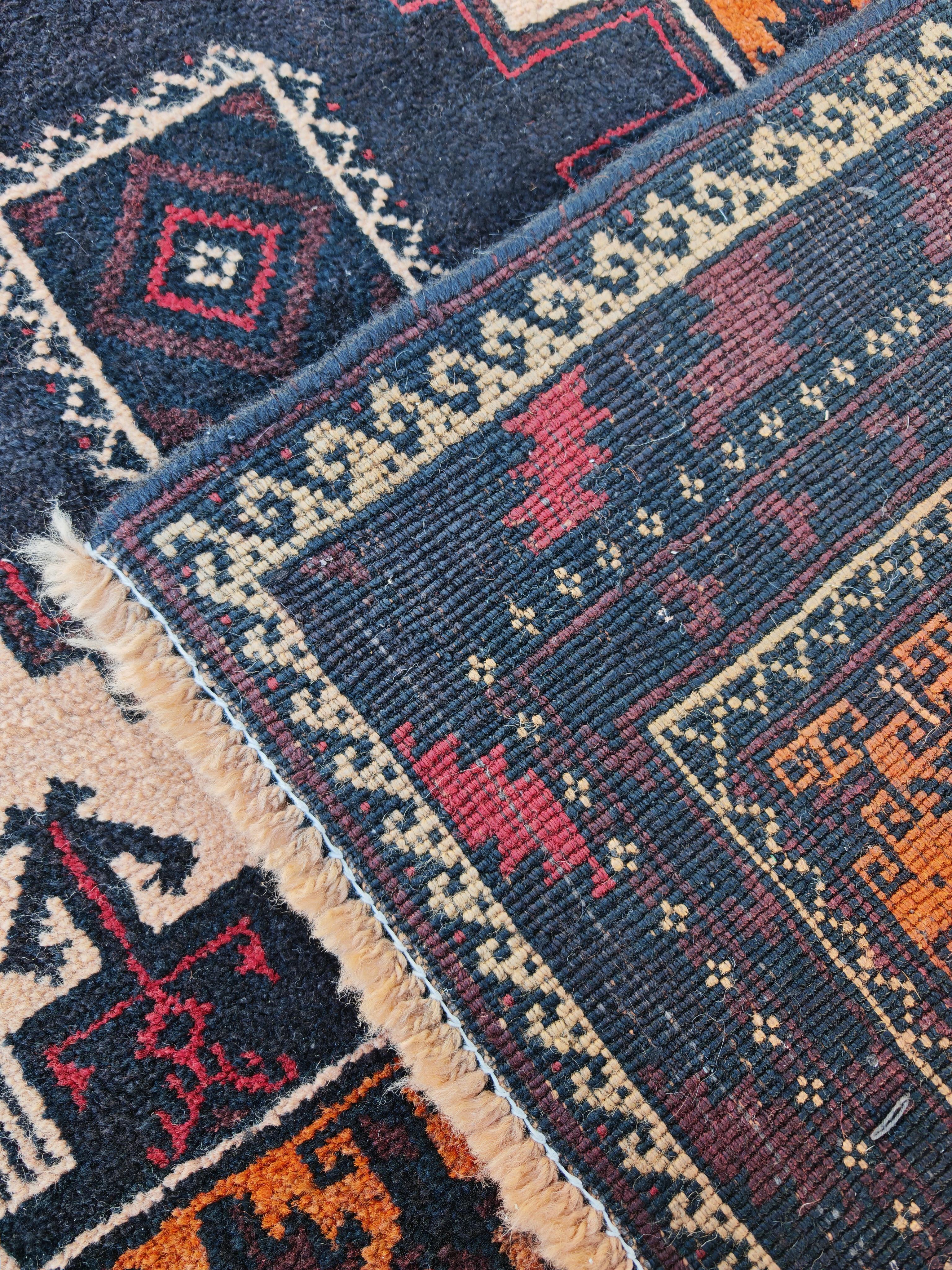 Lana Tappeto persiano Baluch vintage in lana marrone, arancione e crema, annodato a mano nel 1970 in vendita