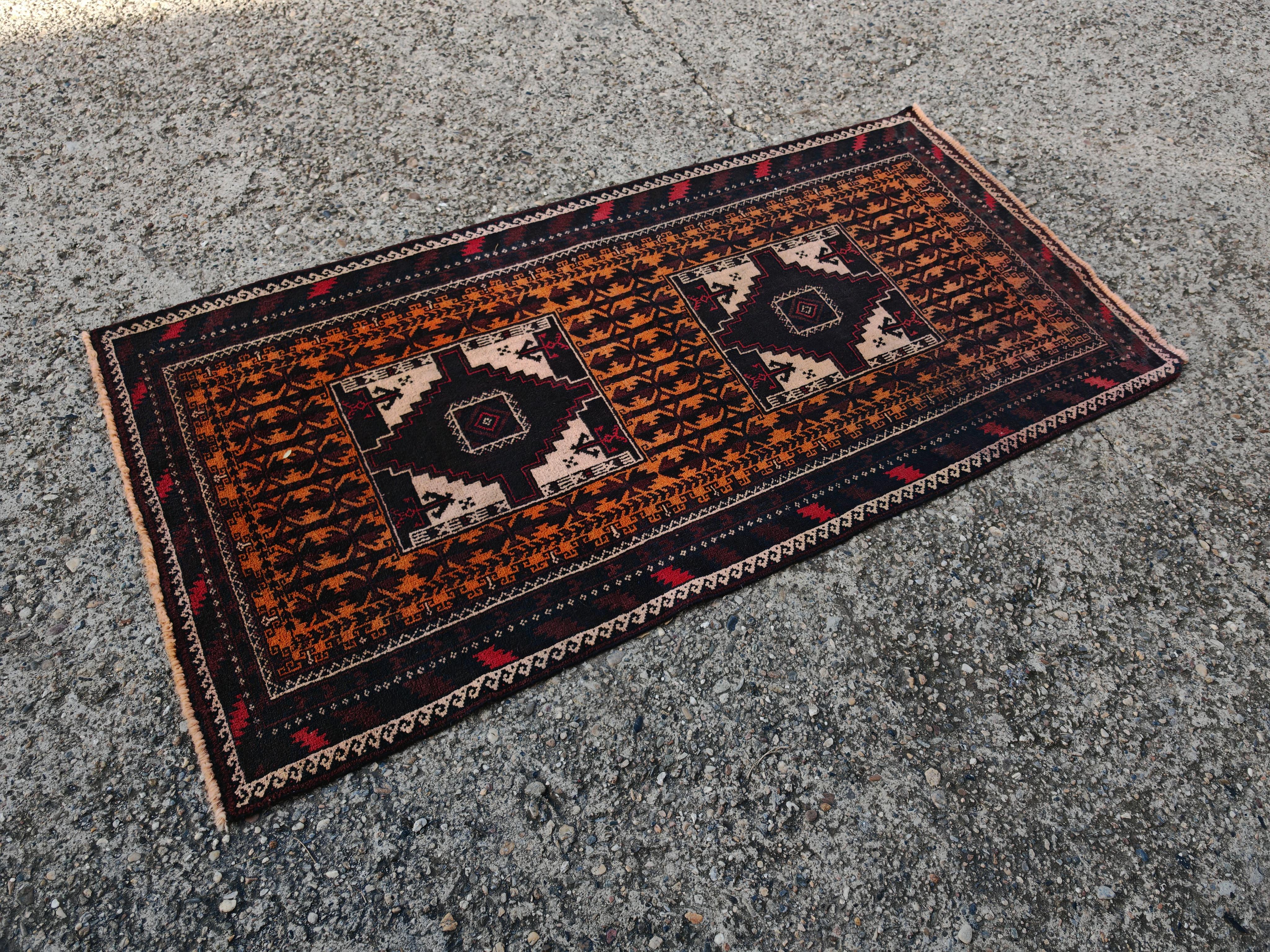 Tappeto persiano Baluch vintage in lana marrone, arancione e crema, annodato a mano nel 1970 in vendita 1