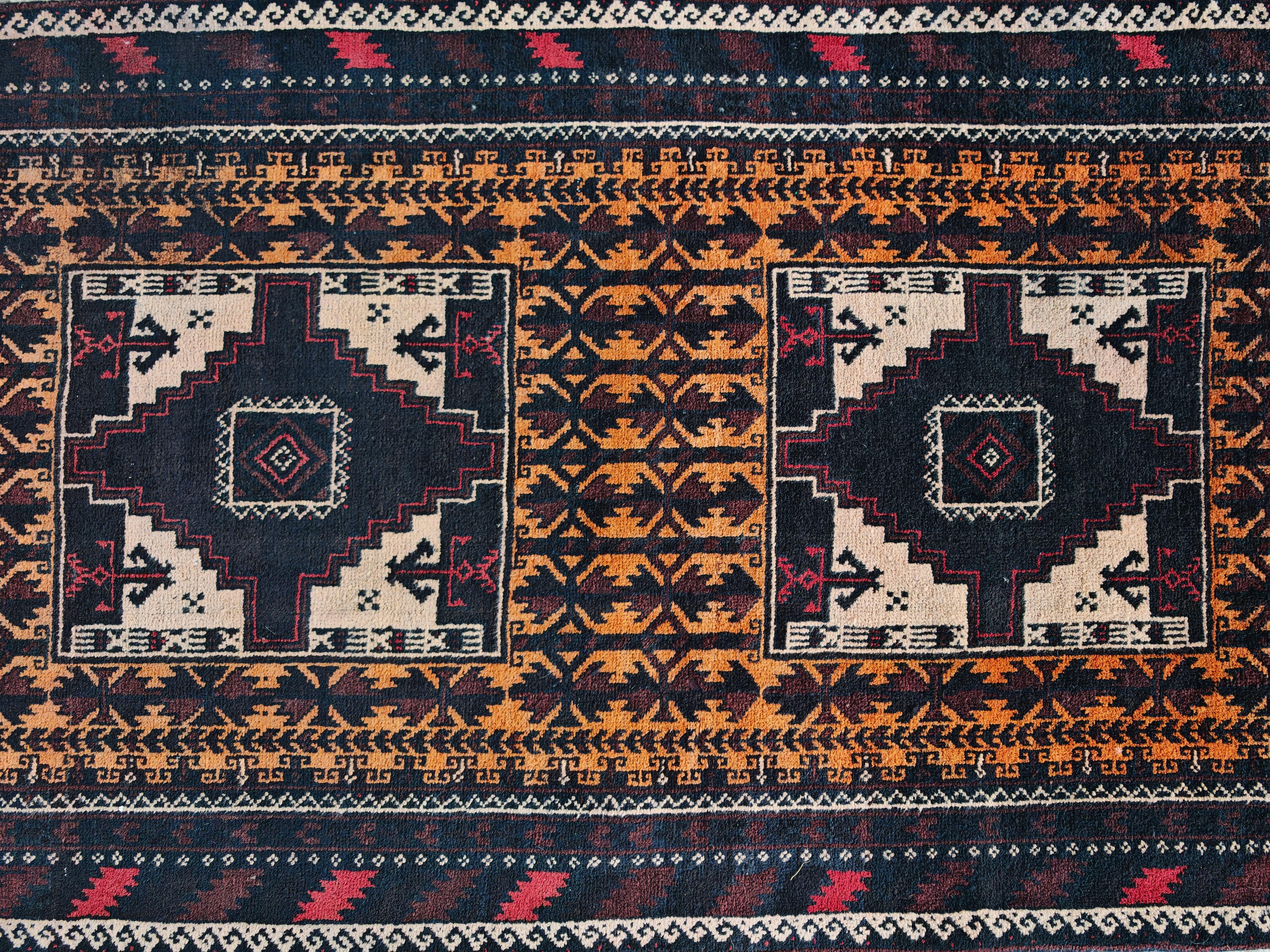 Tappeto persiano Baluch vintage in lana marrone, arancione e crema, annodato a mano nel 1970 in vendita 2