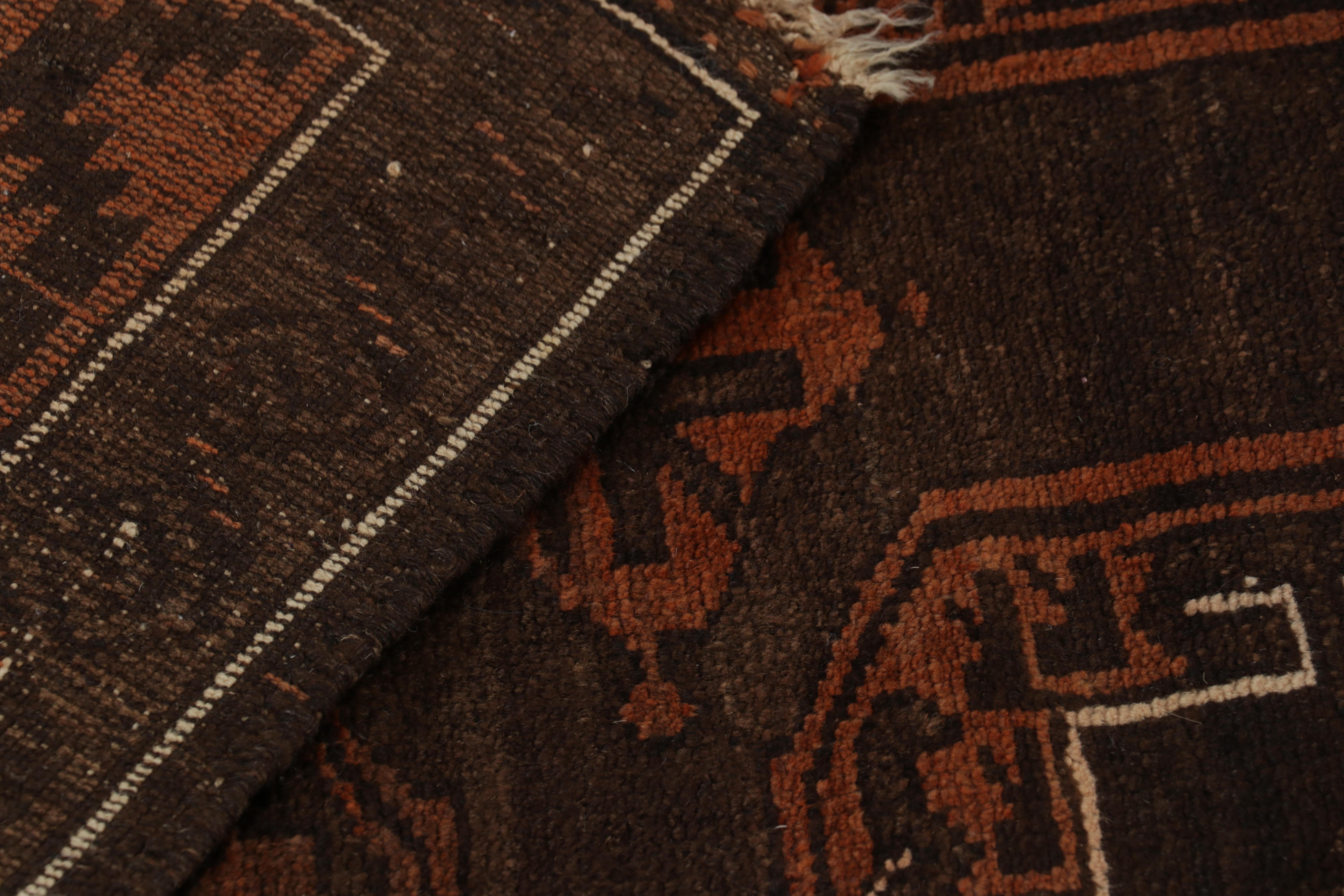 Alfombra Persa Baluch Vintage Marrón con Medallones Naranja, de Rug & Kilim en venta 3