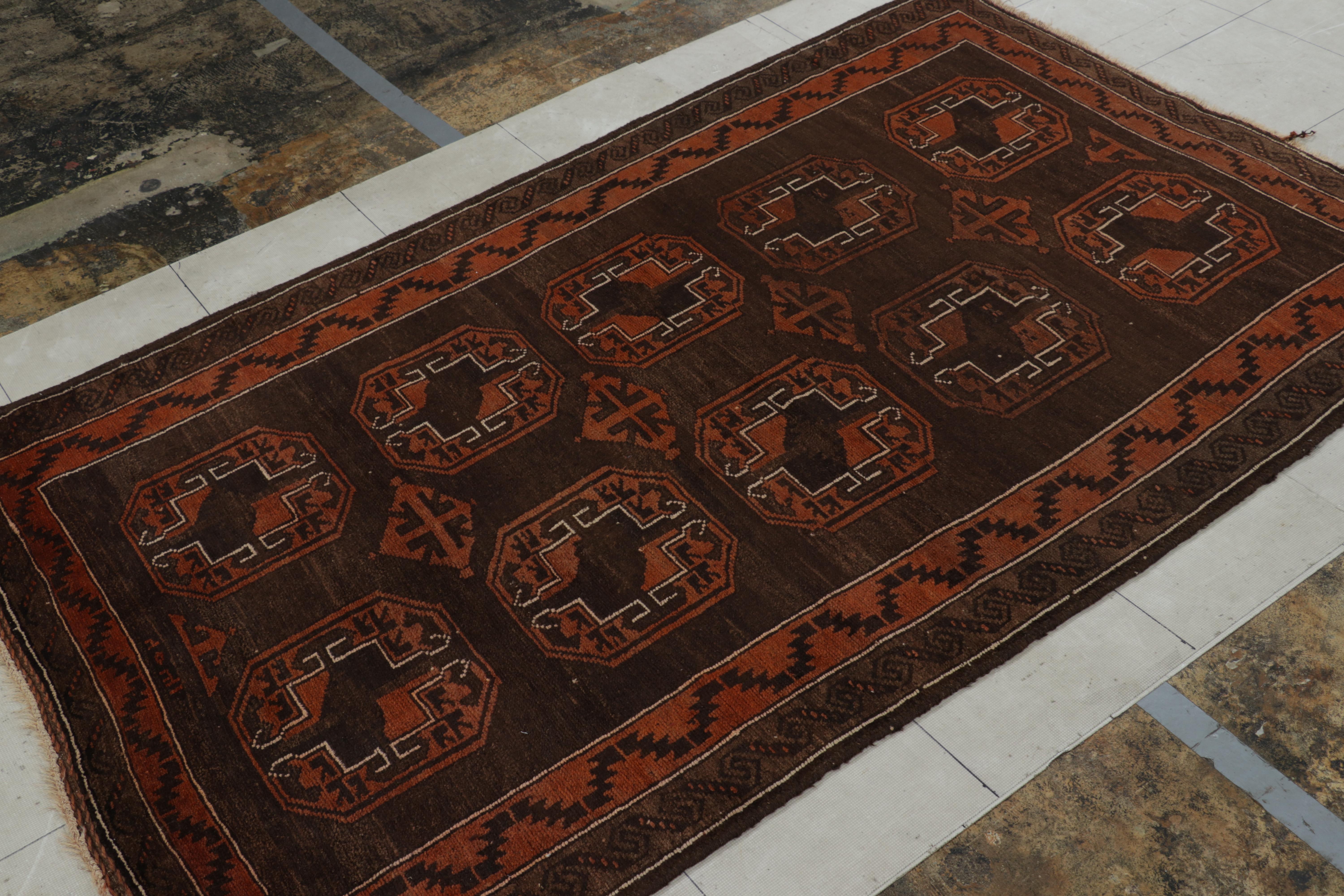 Anudada a mano en lana y originaria de hacia 1950-1960, esta alfombra persa baluch vintage de 4x6 presenta una repetición de medallones a gran escala y dos cenefas con motivos geométricos tribales.    

Sobre el diseño:

Los admiradores de la