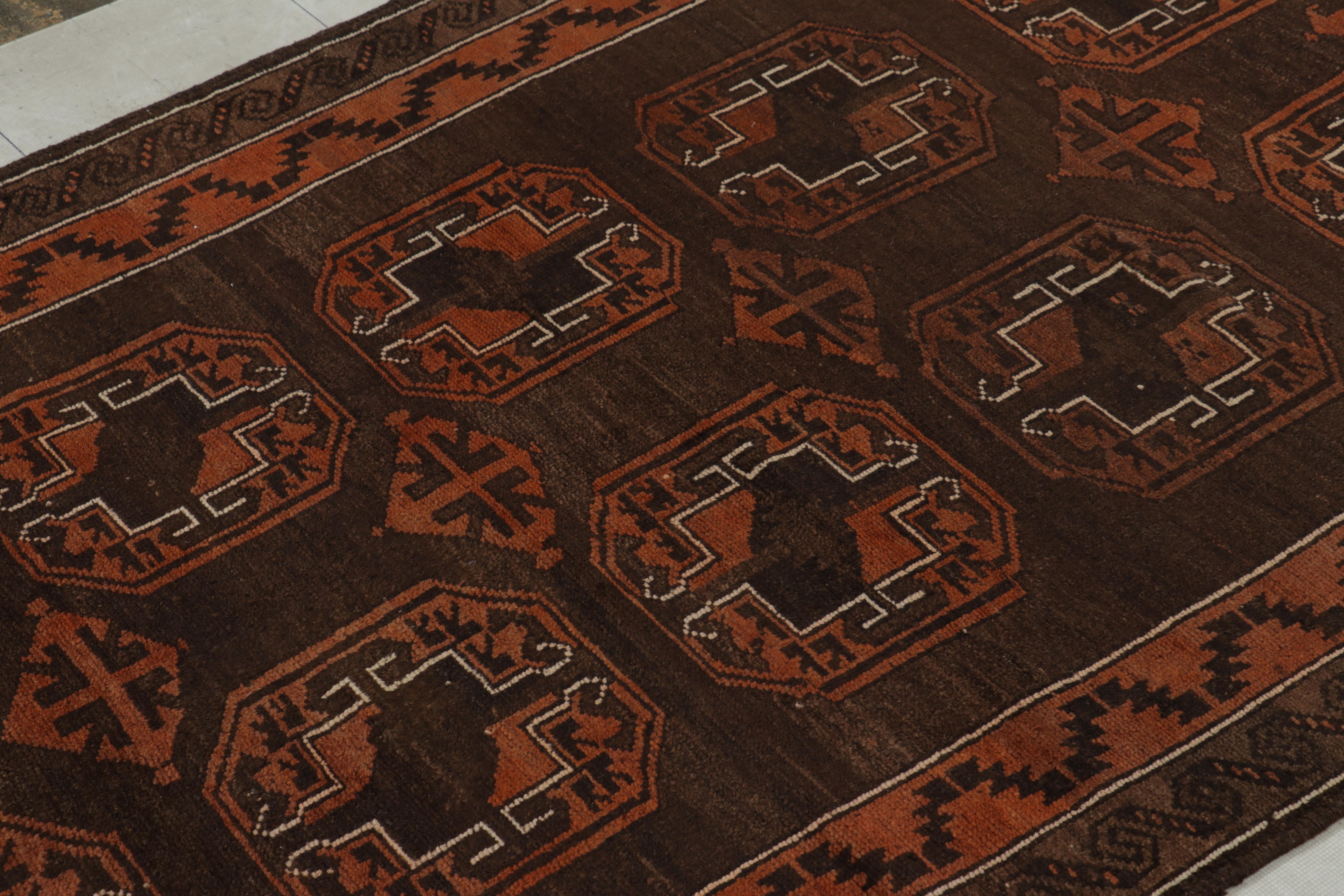 Alfombra Persa Baluch Vintage Marrón con Medallones Naranja, de Rug & Kilim Tribal en venta