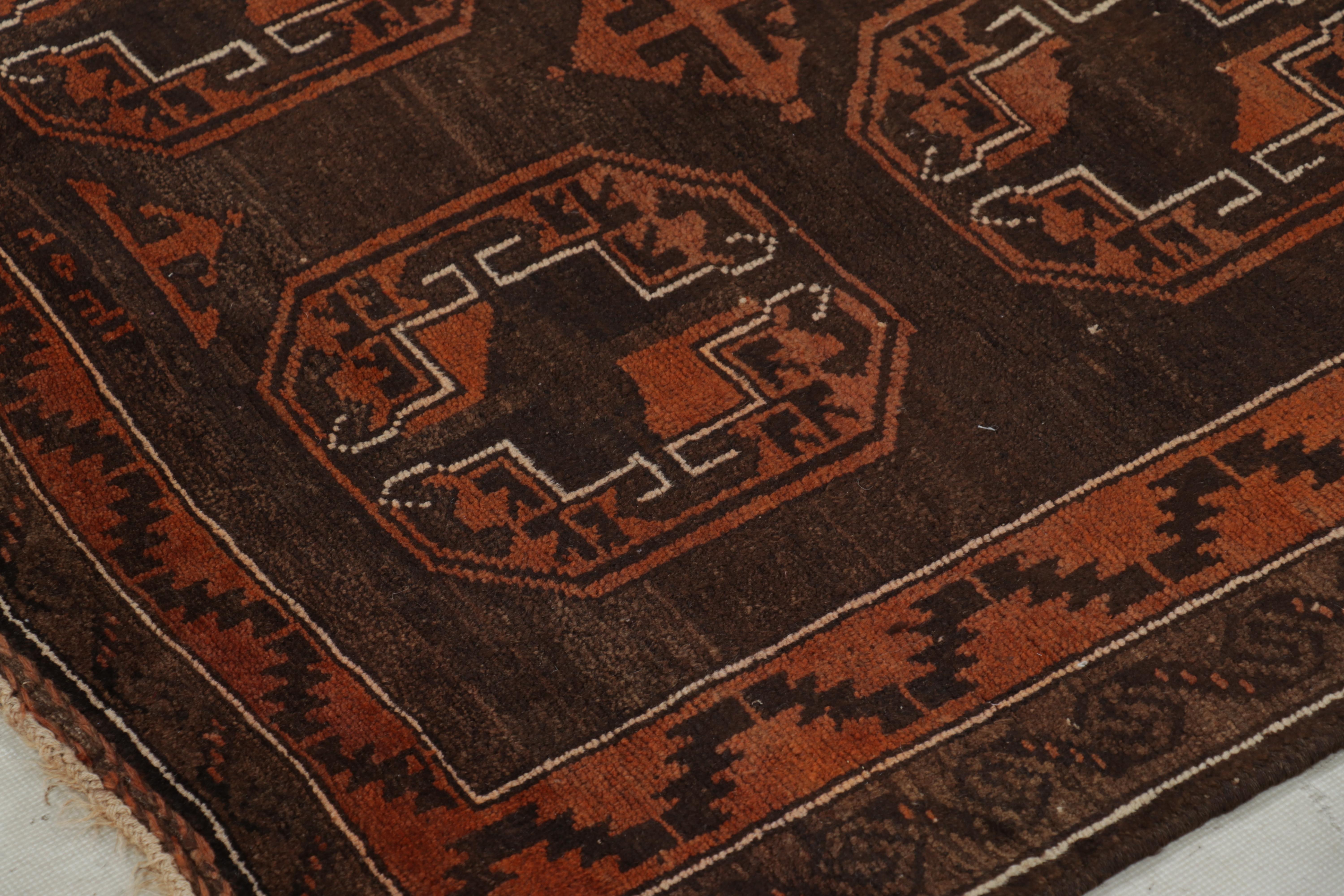 Alfombra Persa Baluch Vintage Marrón con Medallones Naranja, de Rug & Kilim Anudado a mano en venta