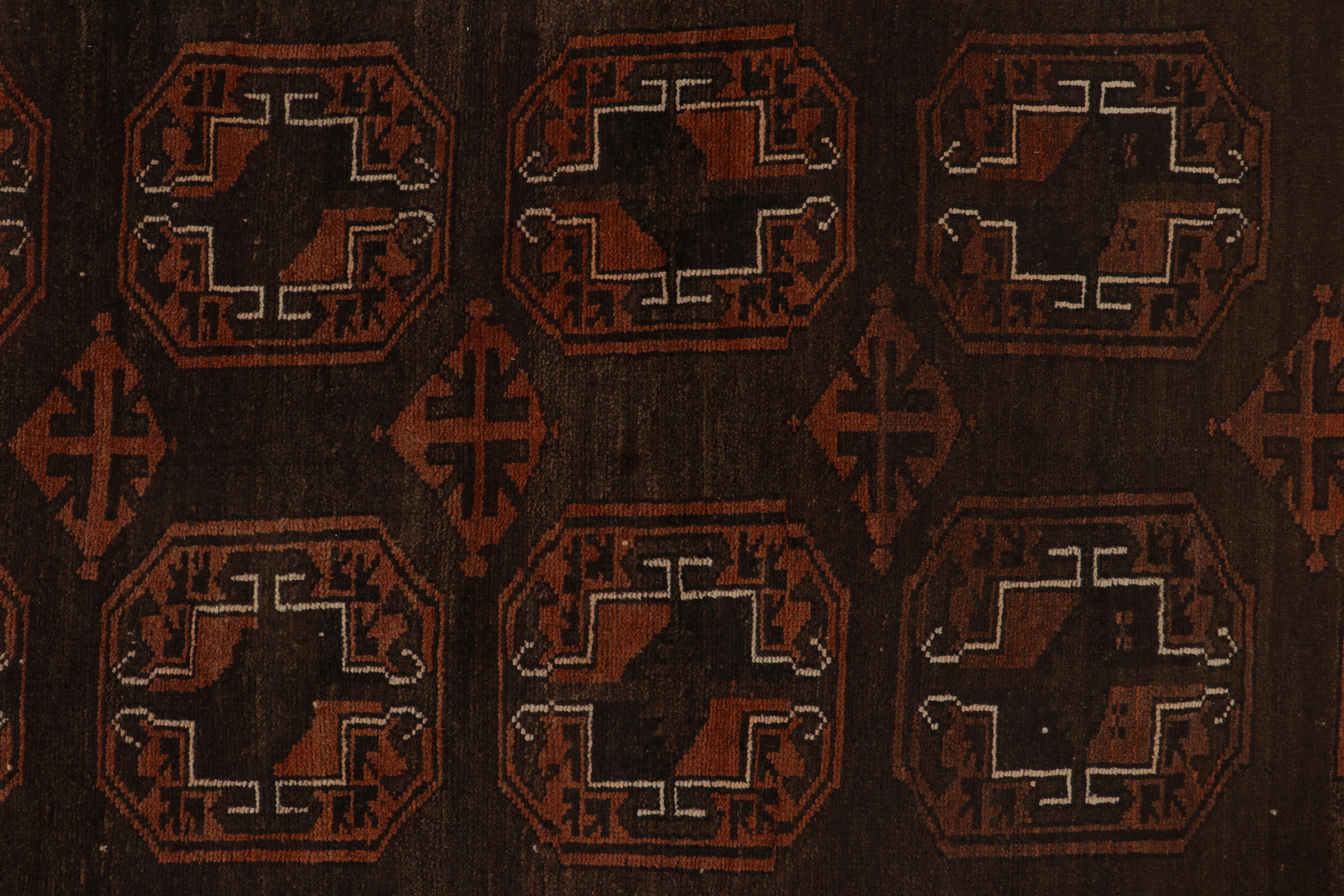 Alfombra Persa Baluch Vintage Marrón con Medallones Naranja, de Rug & Kilim mediados del siglo XX en venta