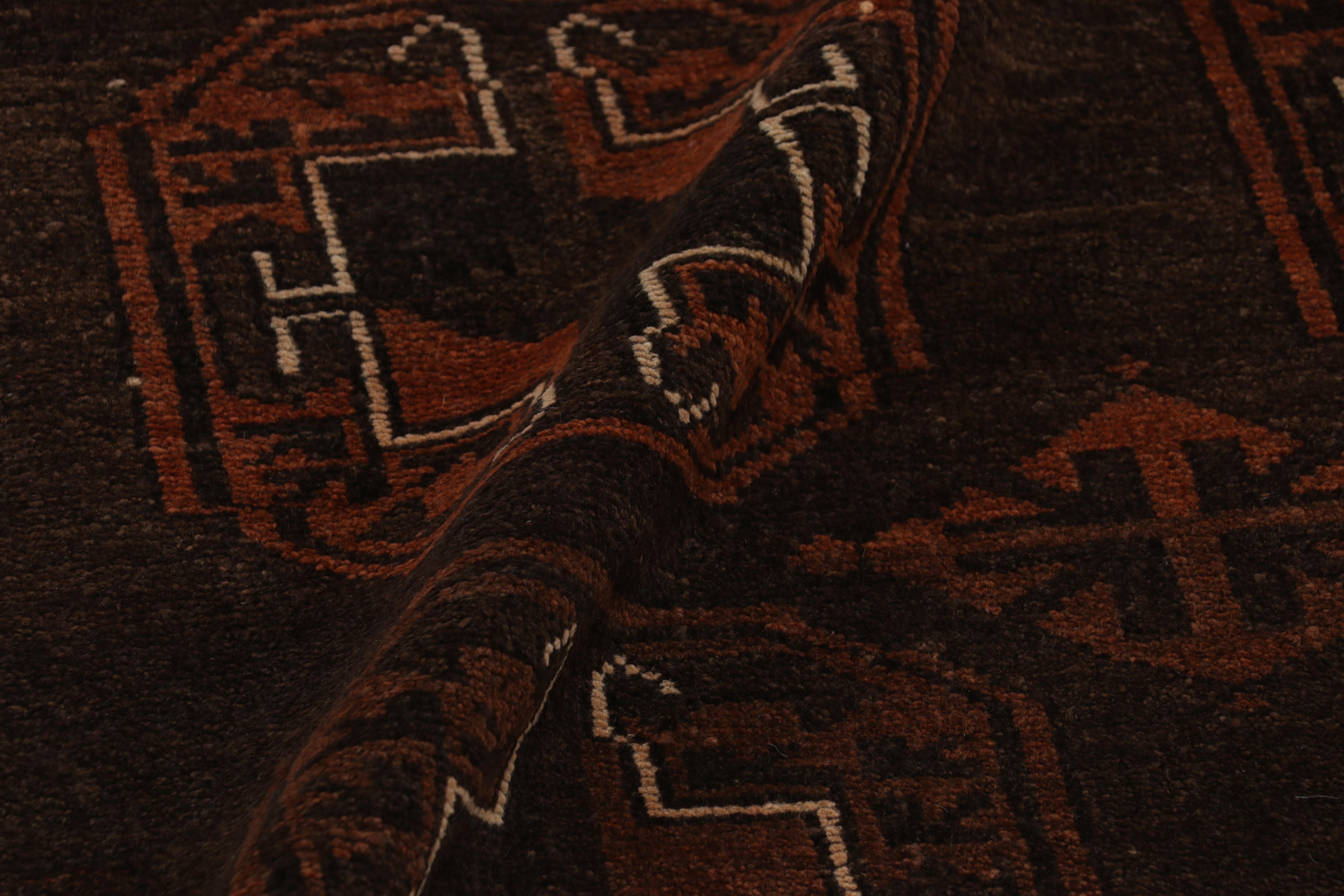 Alfombra Persa Baluch Vintage Marrón con Medallones Naranja, de Rug & Kilim en venta 1