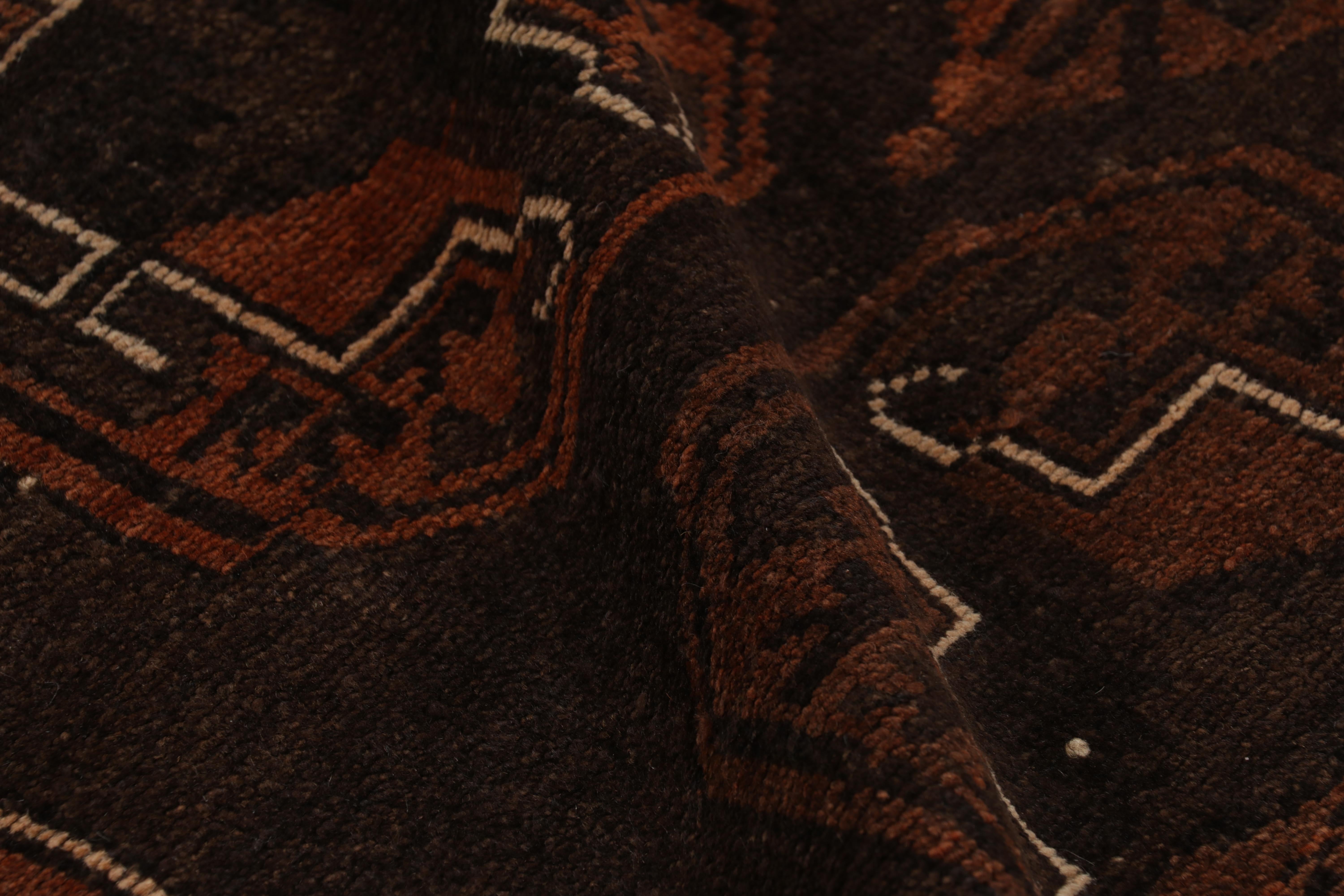 Alfombra Persa Baluch Vintage Marrón con Medallones Naranja, de Rug & Kilim en venta 2