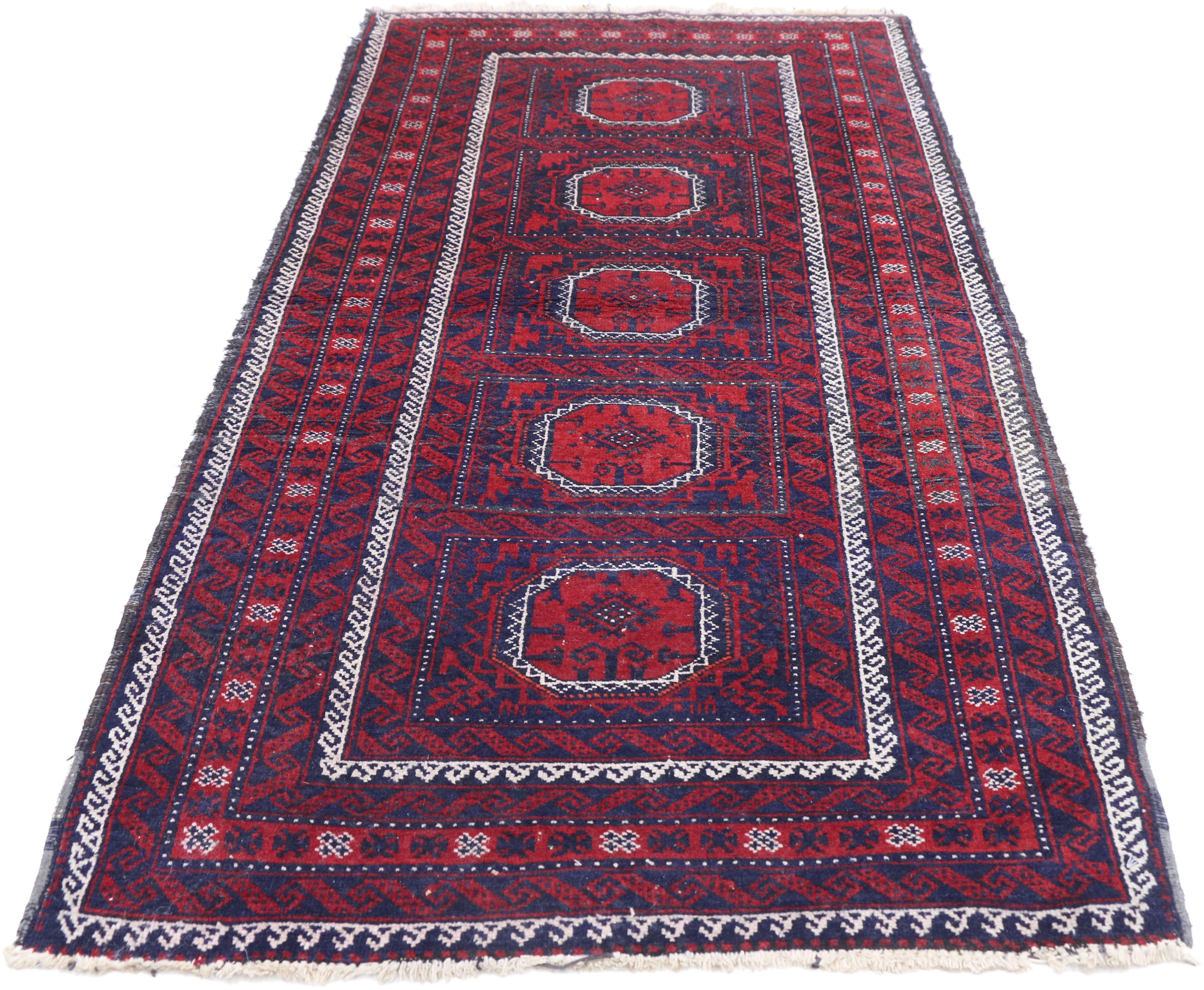 Jacobéen Tapis persan vintage Baluch de style Jacobean et aux couleurs saturées en vente