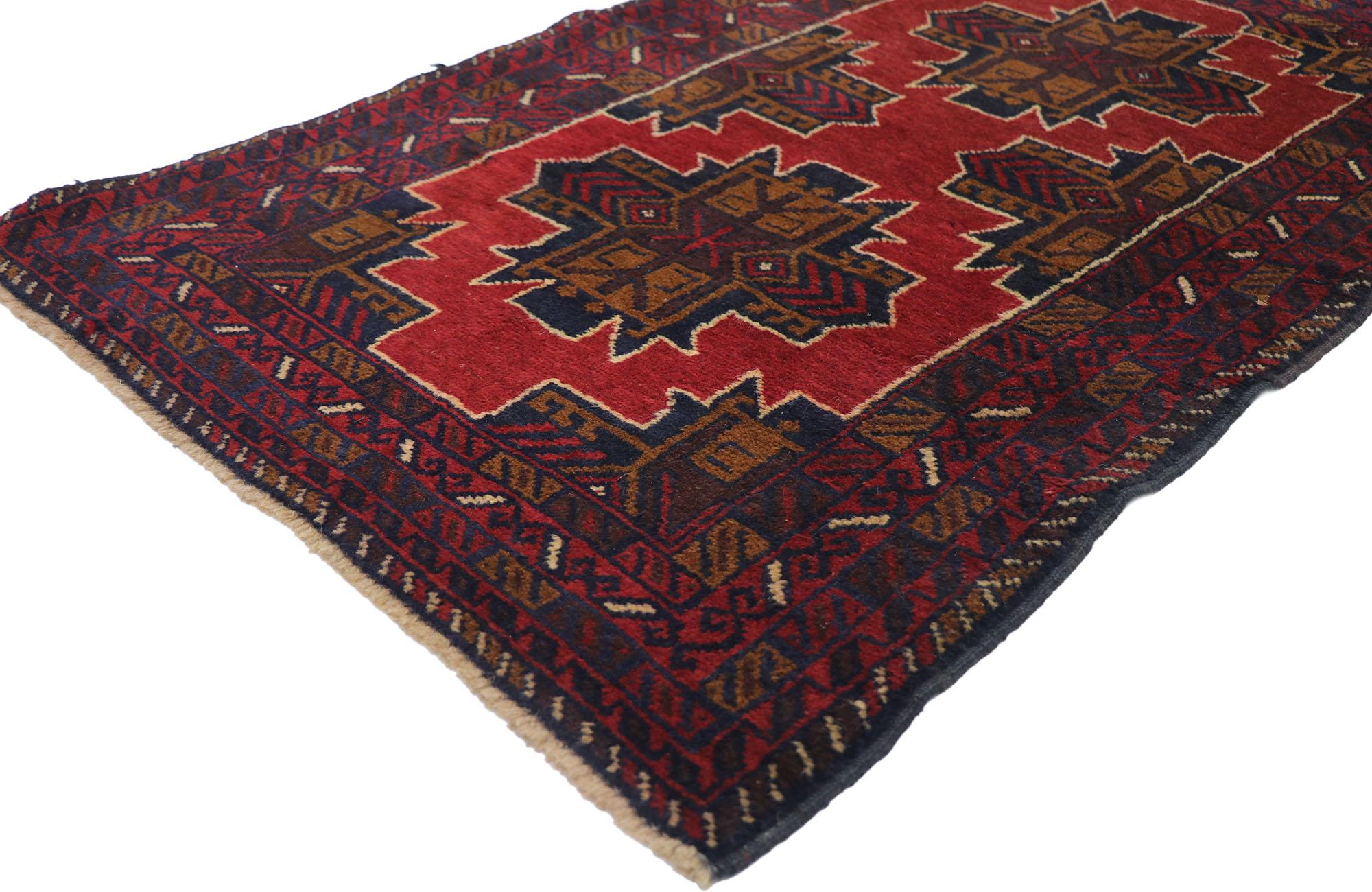 78089 Vintage Persisch Baluch Teppich mit Mid-Century Modern Stil 02'10 x 04'05. Warm und einladend mit einem kühnen, ausdrucksstarken Design und einem Stammesstil ist dieser handgeknüpfte persische Belutsch-Teppich aus Wolle eine fesselnde Vision
