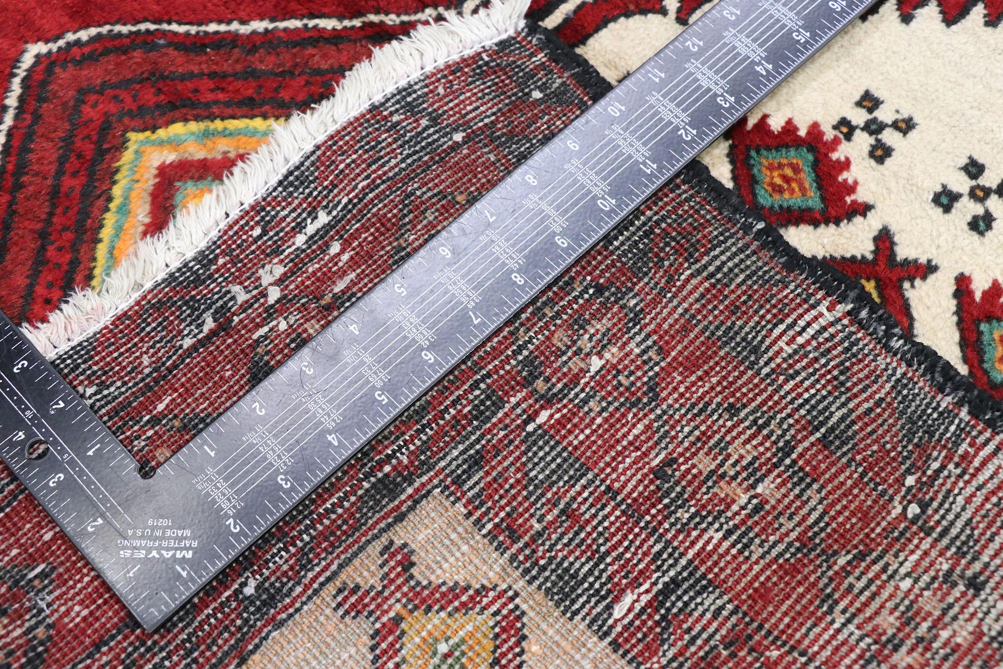 Noué à la main Tapis persan vintage en forme de baluchon de style tribal en vente