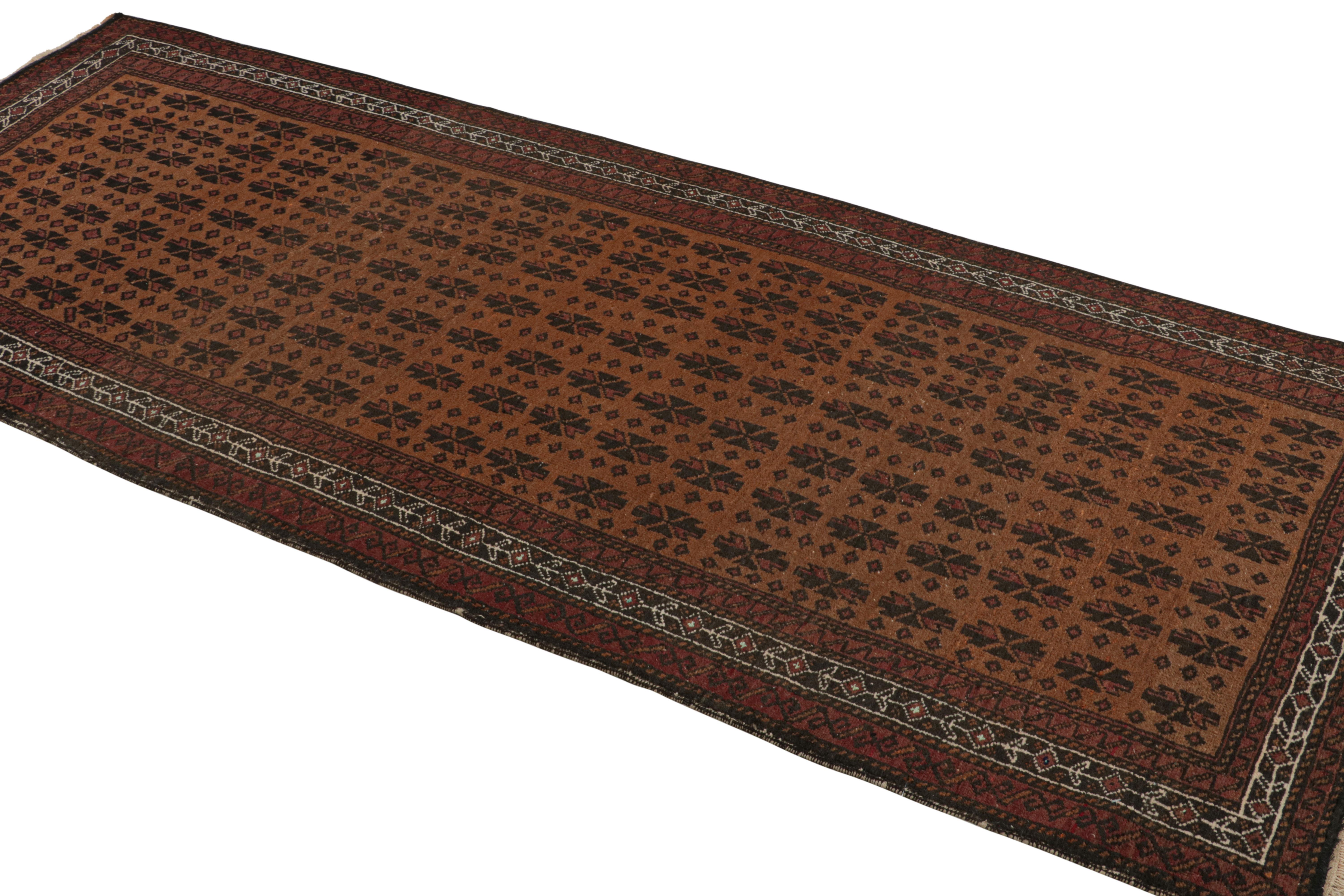 Dieser handgeknüpfte Wollteppich (ca. 1950-1960) mit einer Größe von 4x9 ist ein persischer Baluch-Läufer mit geometrischen Mustern in Burgunderrot und Schwarz, sowohl im Feld als auch in der Bordüre. 

Über das Design: 

Dieser vom Stamm der
