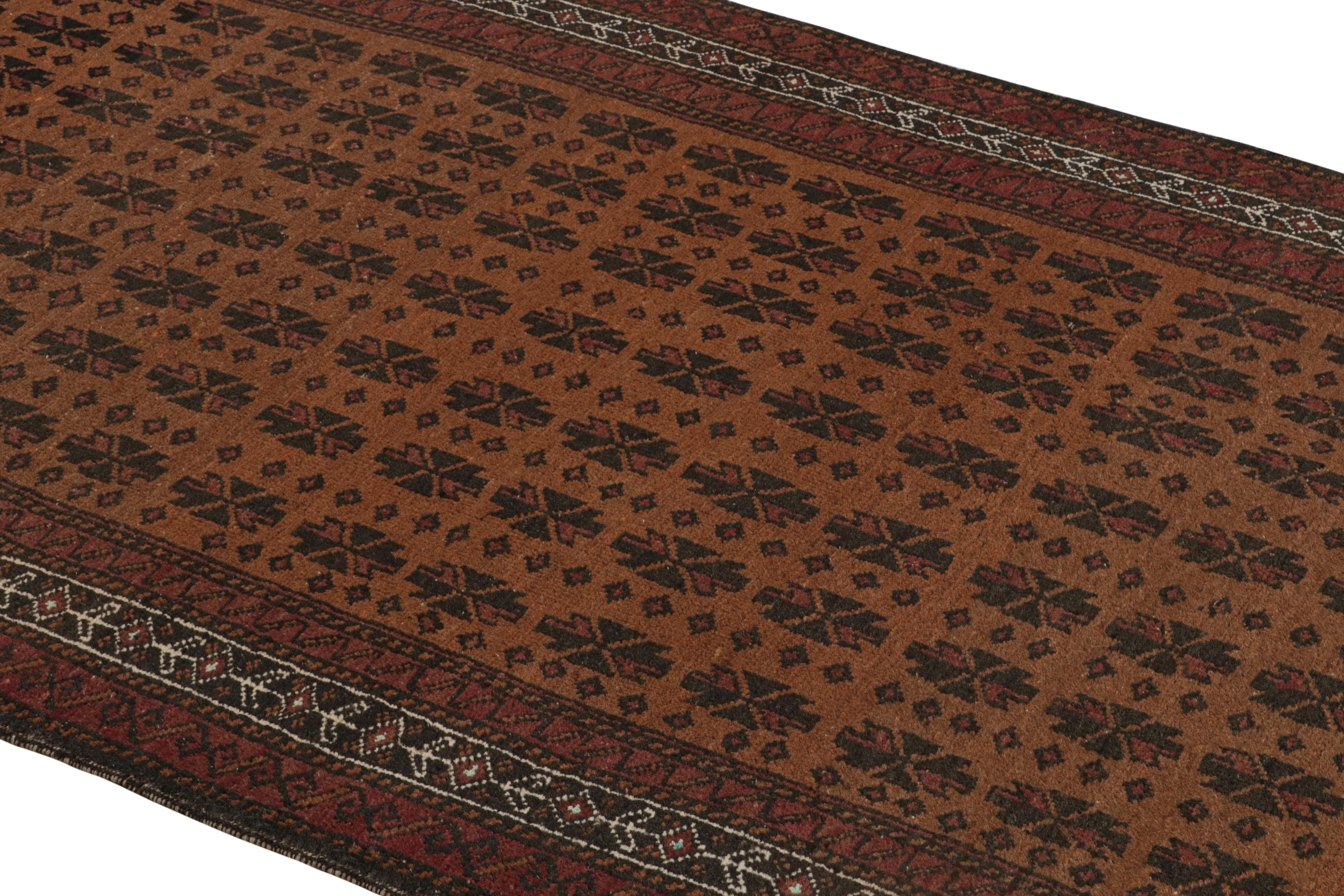 Vintage Persian Baluch Läufer in Brown mit geometrischen Mustern, von Rug & Kilim (Handgeknüpft) im Angebot