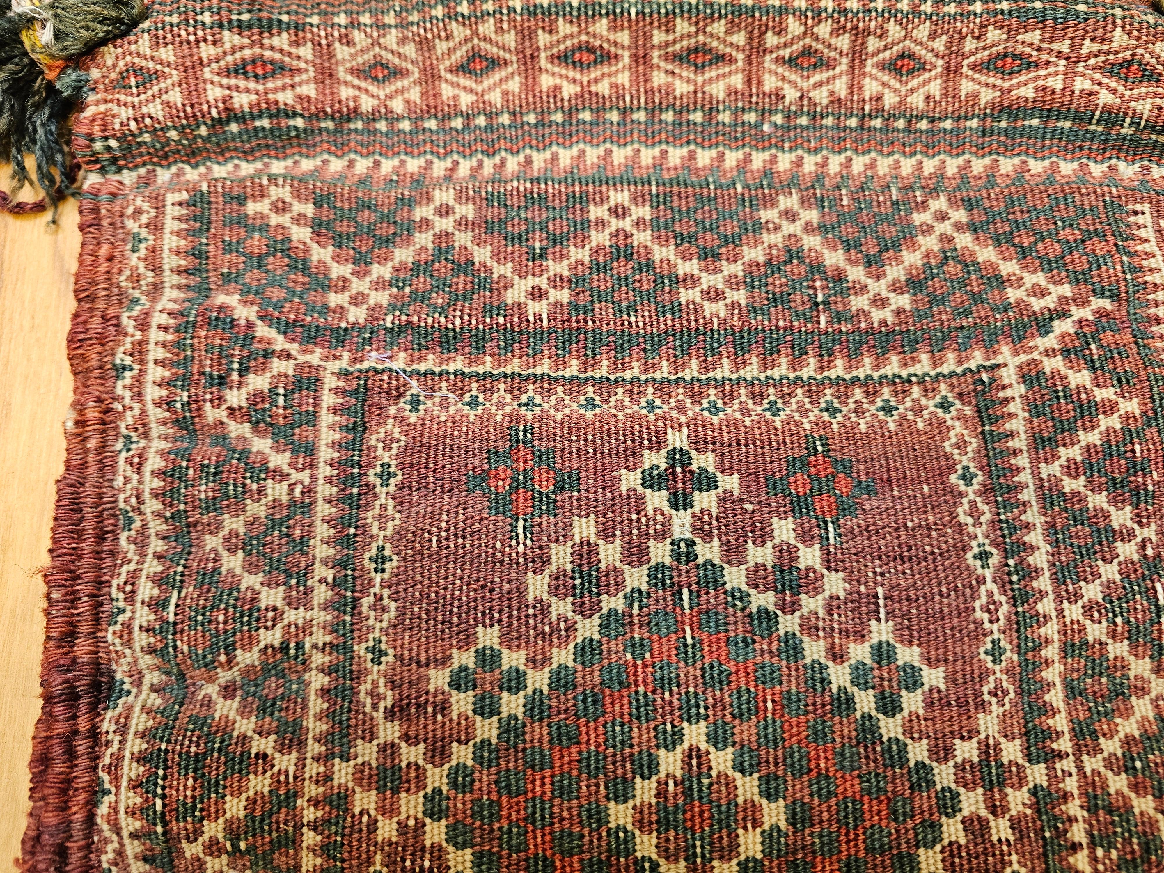 Bolsa de Sal Baluch persa vintage en verde, rojo, marfil y marrón como Arte Tribal de Pared Lana en venta