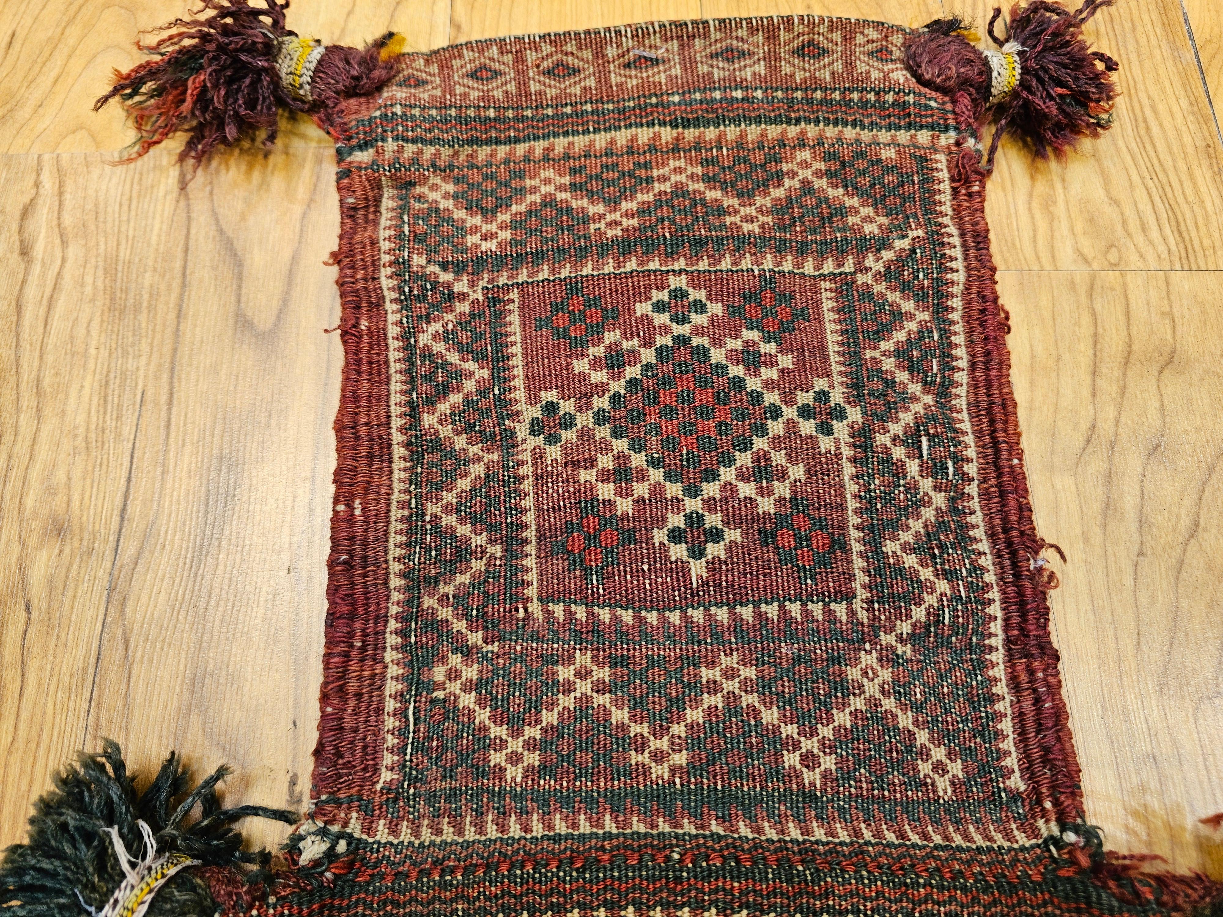 Bolsa de Sal Baluch persa vintage en verde, rojo, marfil y marrón como Arte Tribal de Pared en venta 1