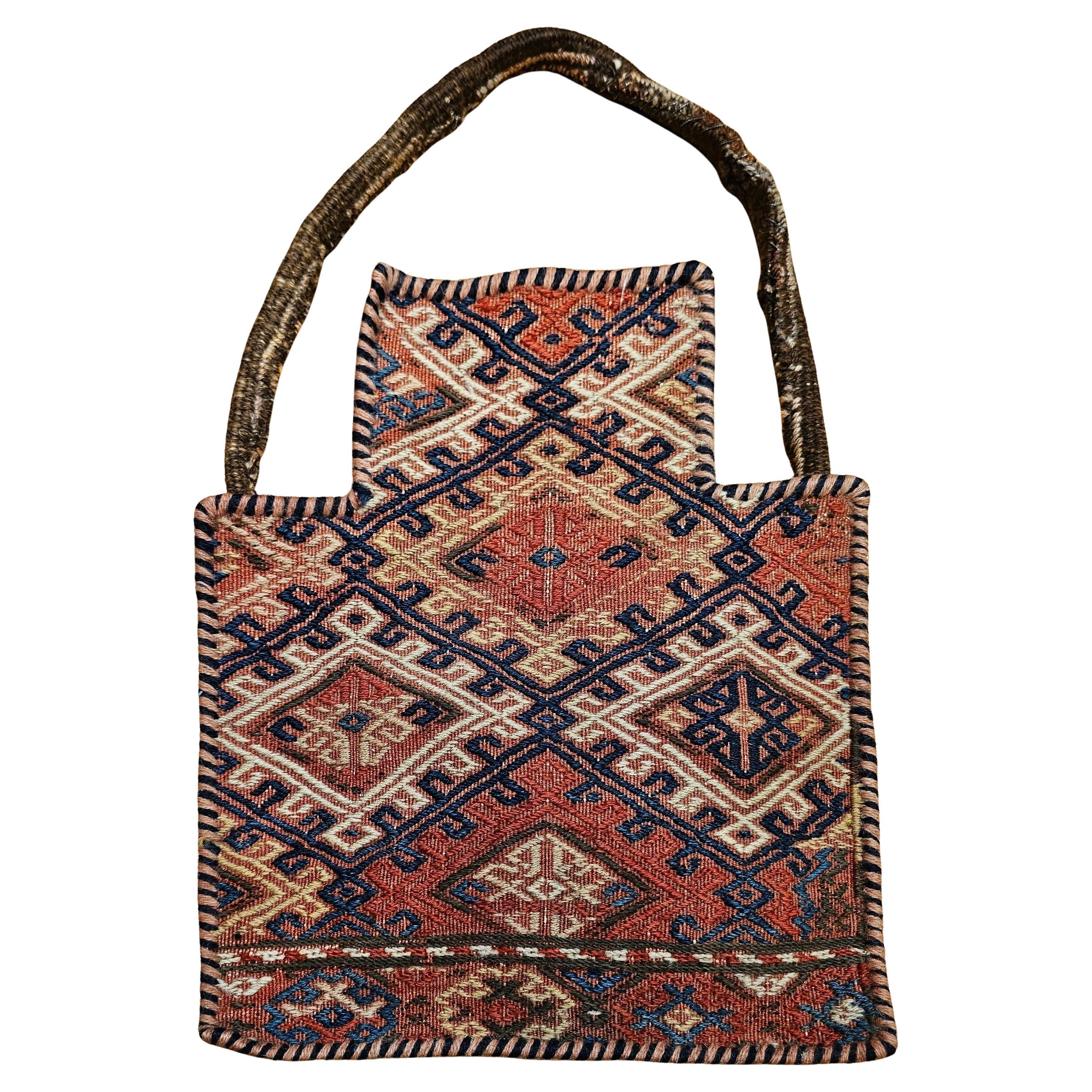 Bolsa de Sal Baluch Soumak Persa Vintage en Rojo, Azul y Marrón como Arte Tribal de Pared