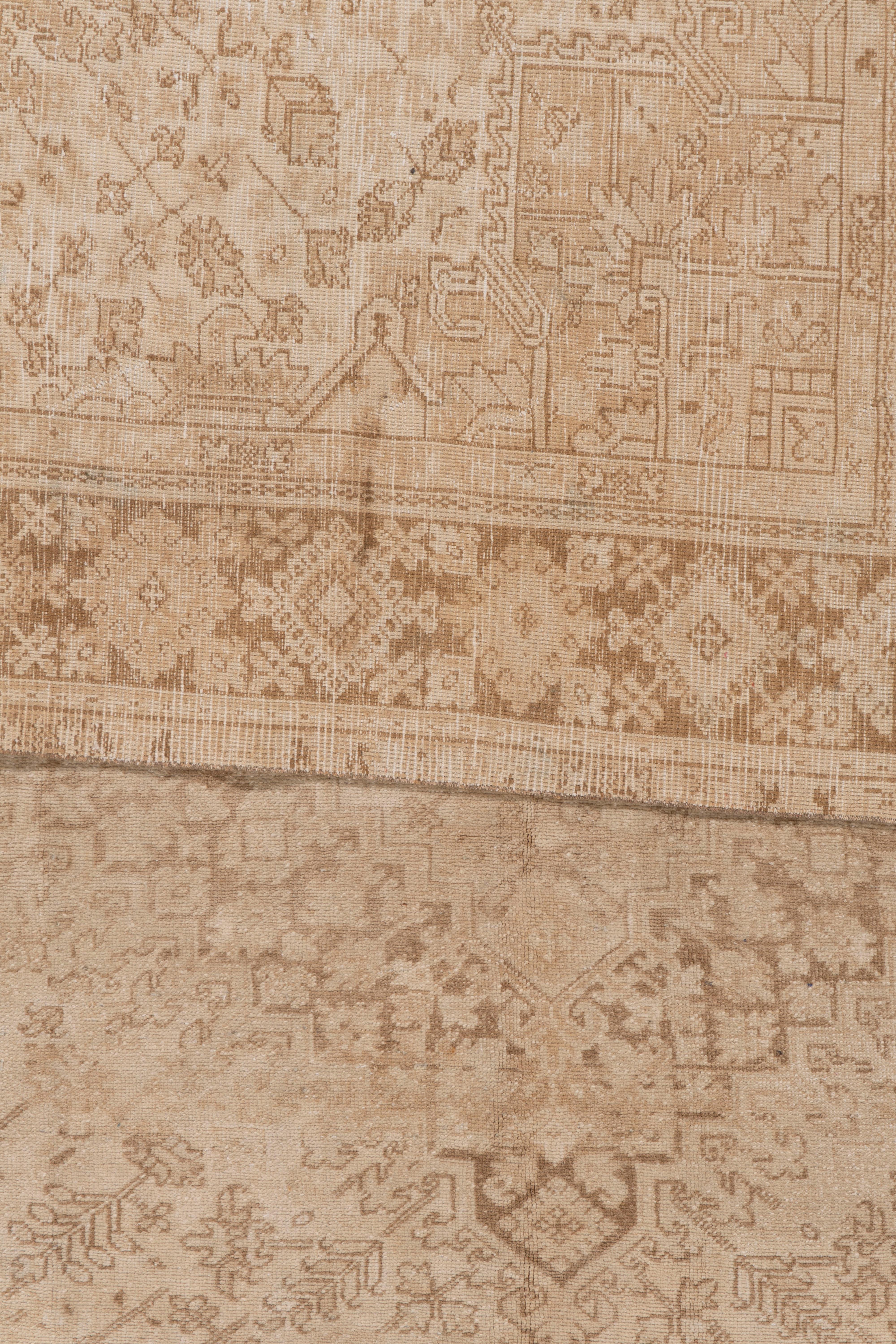 11'6 X 14'7. Im Heriz-Distrikt im Nordwesten Persiens werden seit über einem Jahrhundert Teppiche mit geometrischen Mustern und Farbtönen von sanft bis satt gewebt. Medaillonmuster sind bei weitem am häufigsten anzutreffen, aber es gibt auch