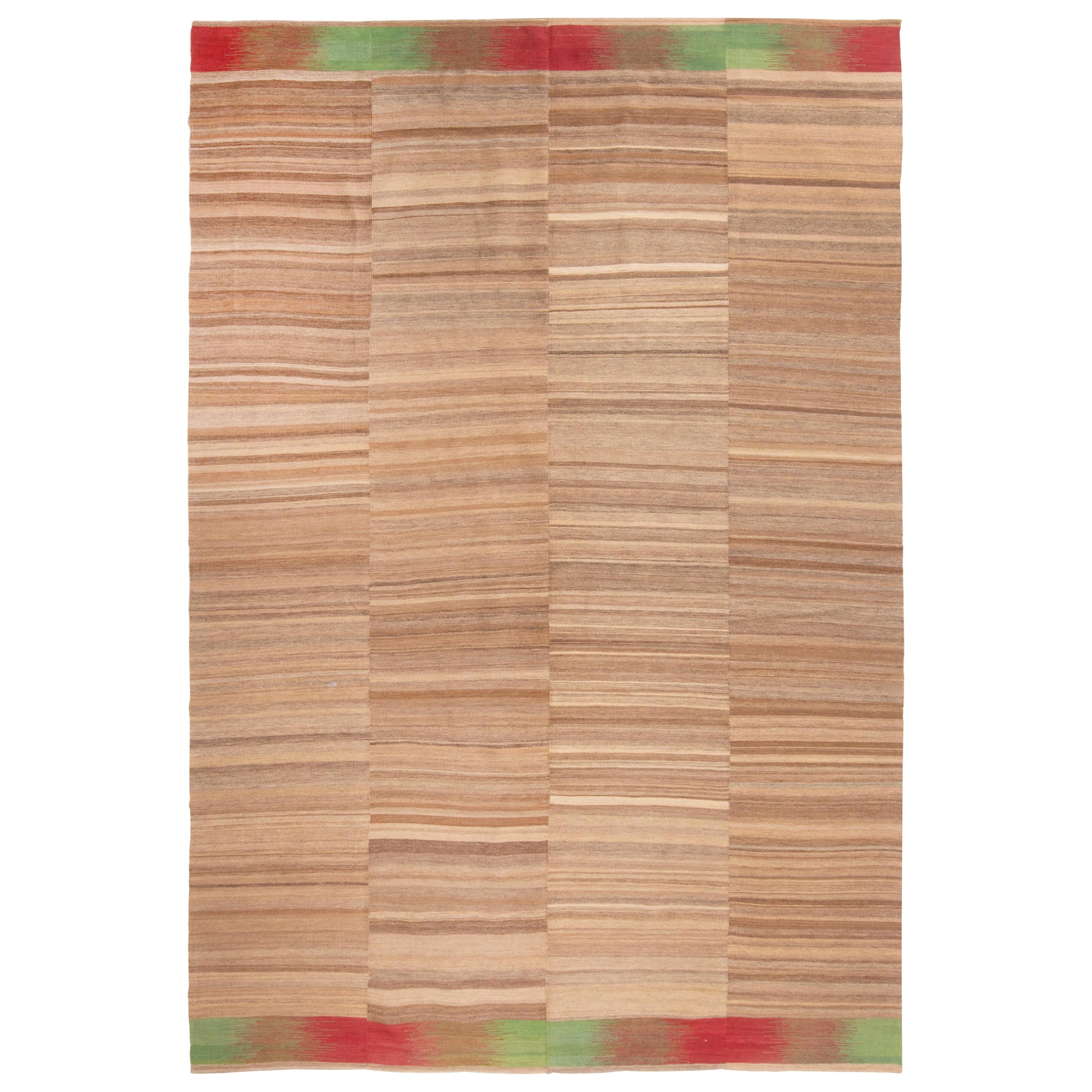 Persischer Beigefarbener Woll-Kelim-Teppich mit gestreiftem Muster in Grün und Rot von Teppich & Kelim