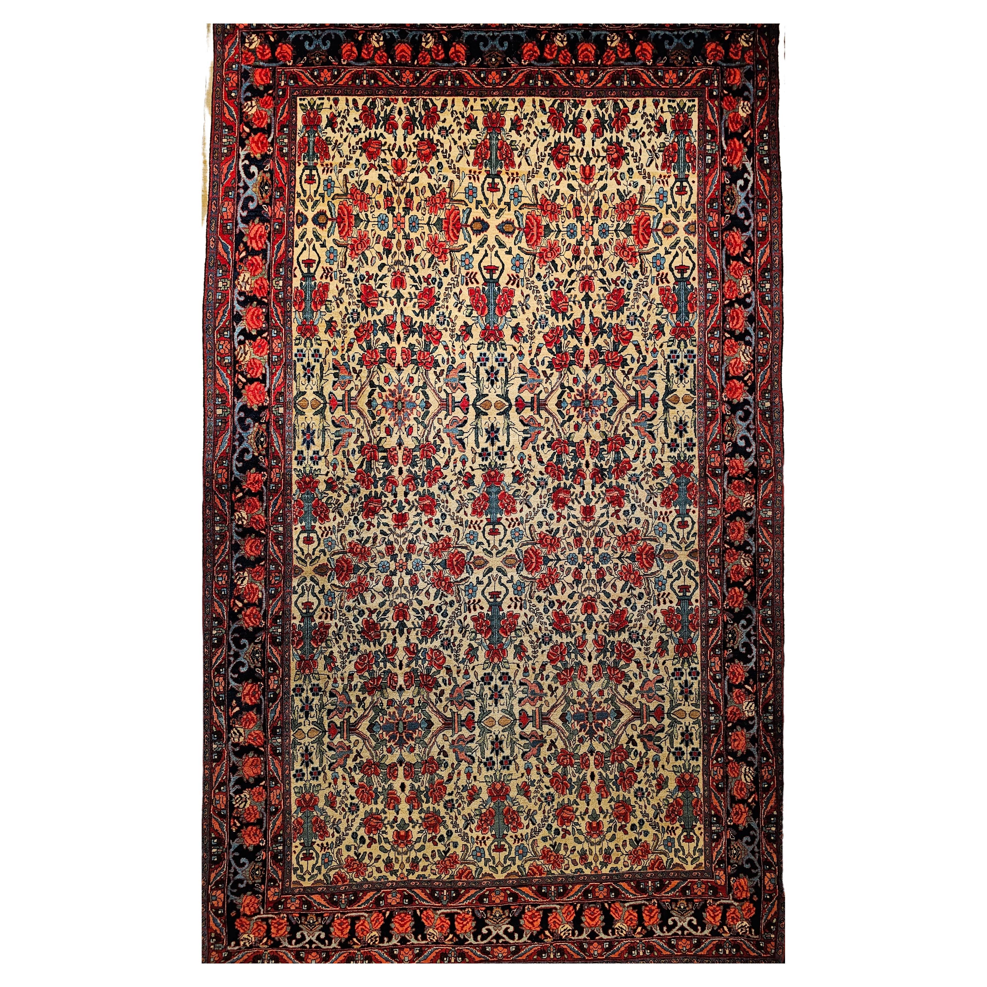 Bidjar persan vintage à motif floral intégral en jaune pâle, bleu marine et rouge