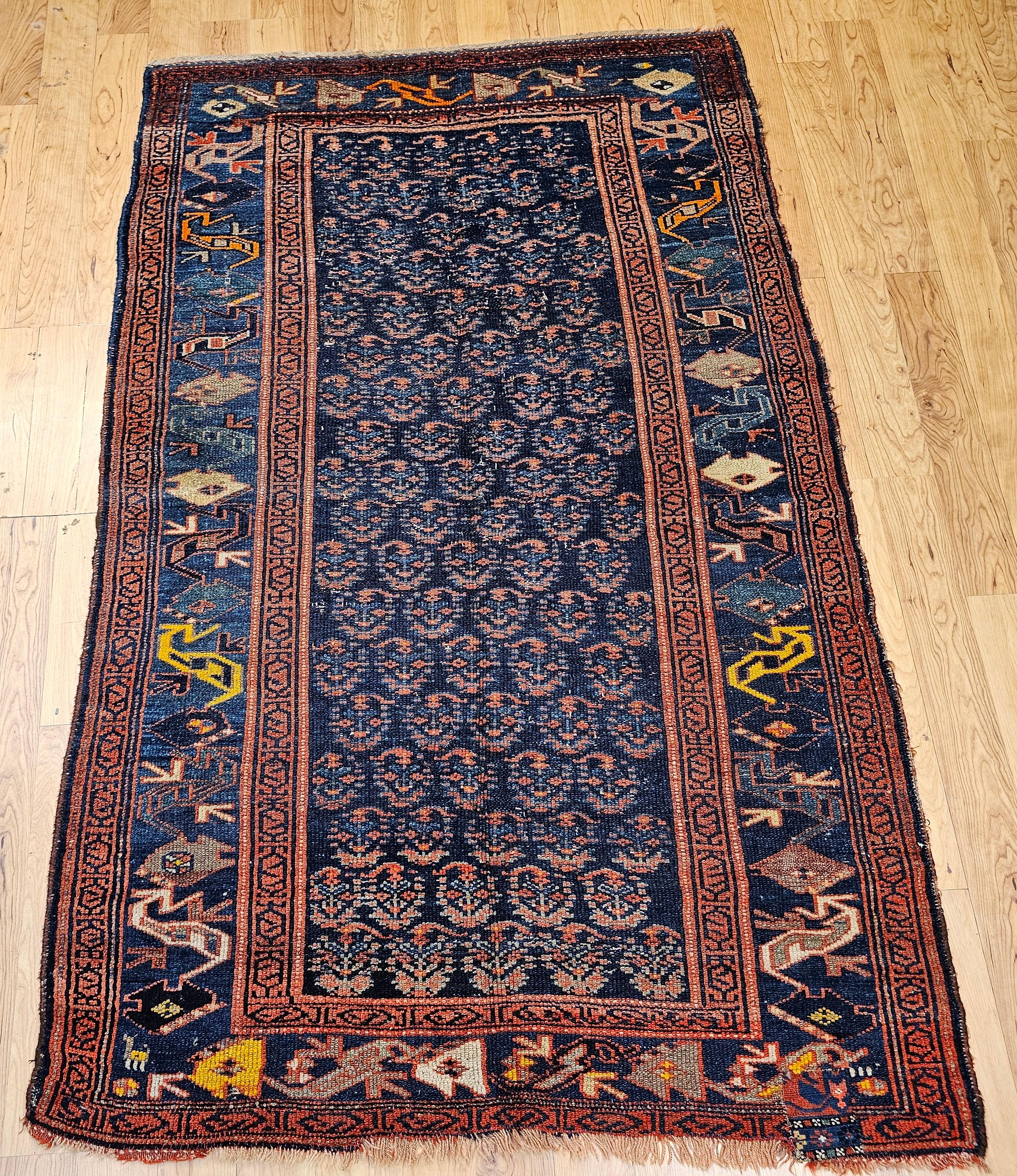 Vintage persischen Bidjar Bereich Teppich in einem allover Paisley-Muster in abrash marineblau, grün und safrangelben Farben circa das 4. Quartal des 1800er.  Dieser schöne Teppich wurde von den Kurden im westpersischen Bidjar-Gebiet gewebt.  Es hat