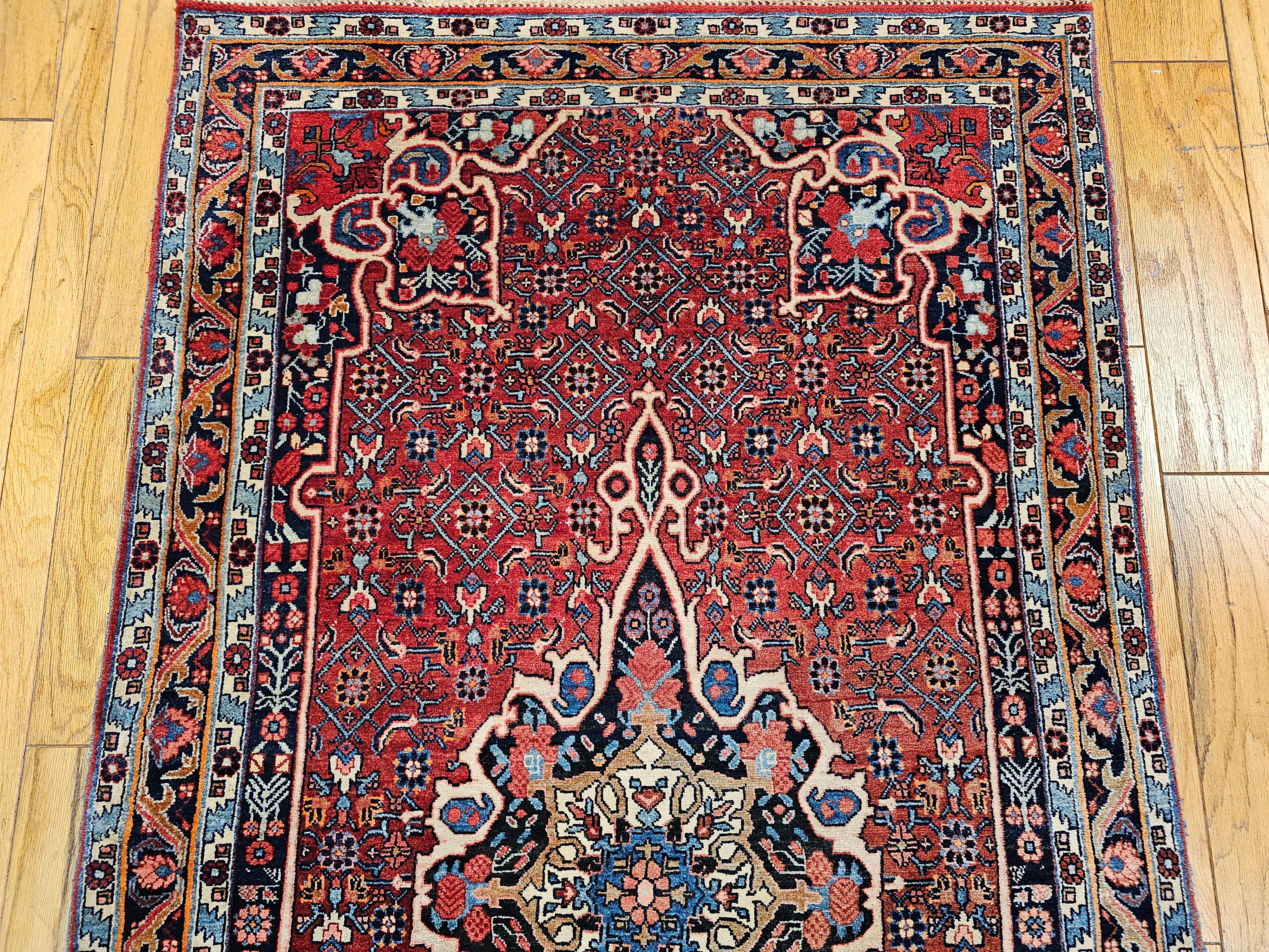 Perse Tapis persan Bidjar vintage à motif floral en rouge, bleu, rose, ivoire en vente