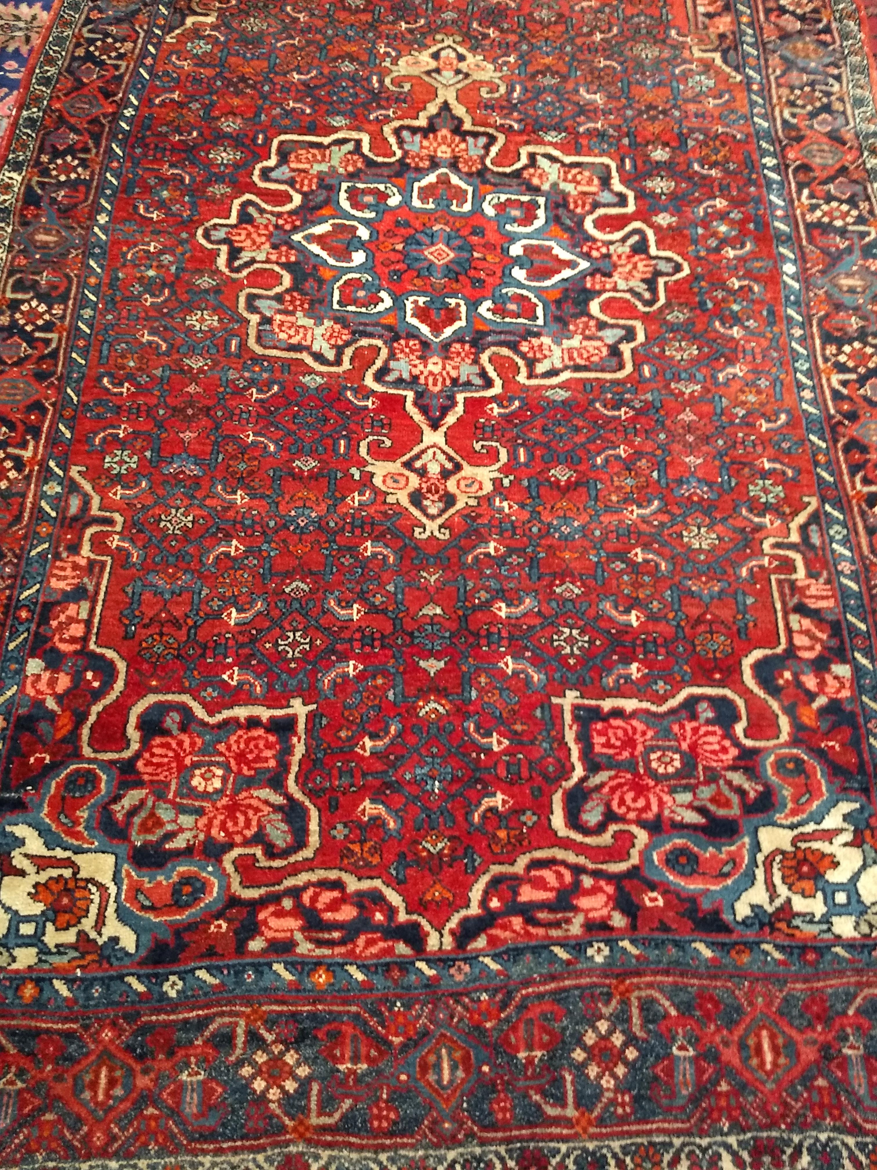 Persischer Bidjar-Teppich im Vintage-Stil mit Blumenmuster in Rot, Blau, Rosa, Elfenbein und Elfenbein (Handgeknüpft) im Angebot