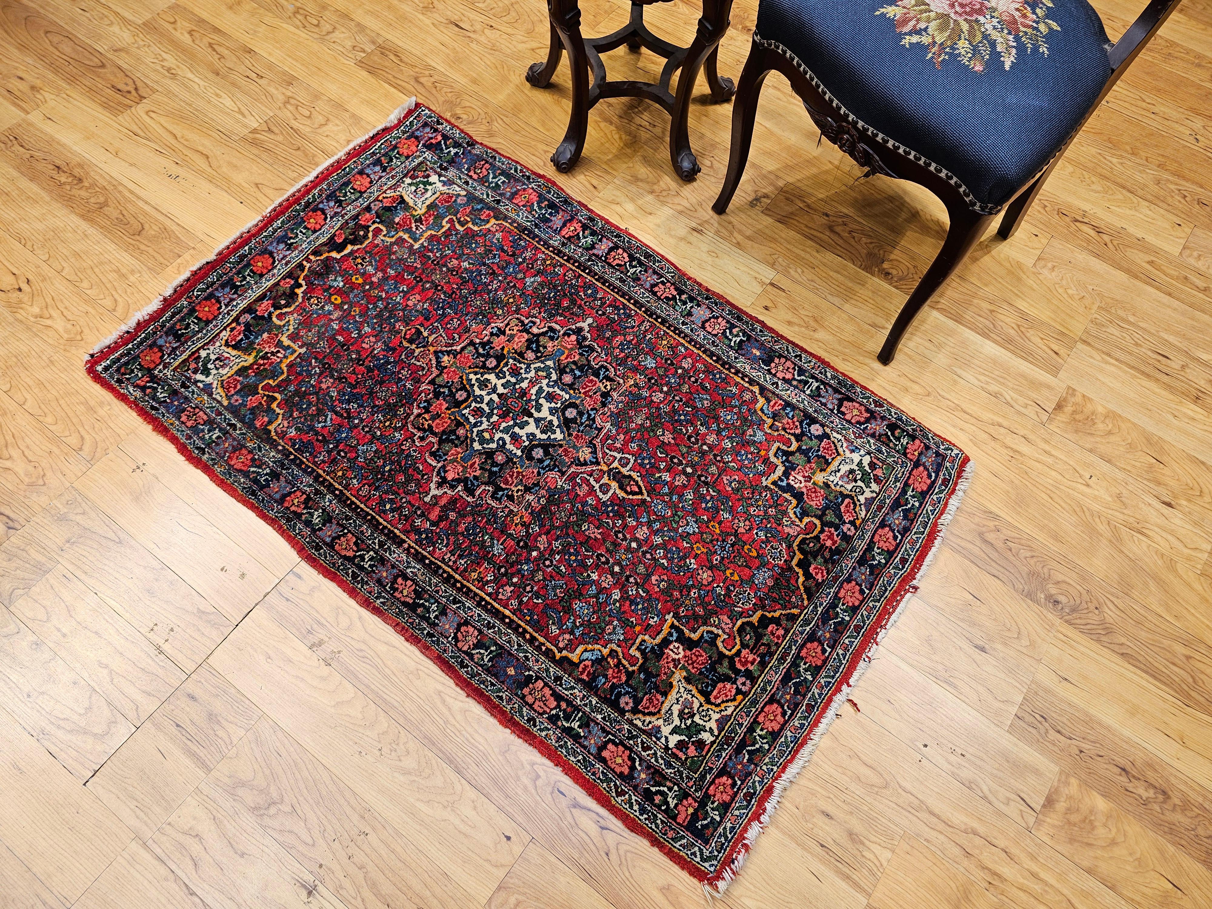 Persischer Bidjar-Teppich in Rot, Marineblau, Grün, Blau und Gelb im Angebot 4